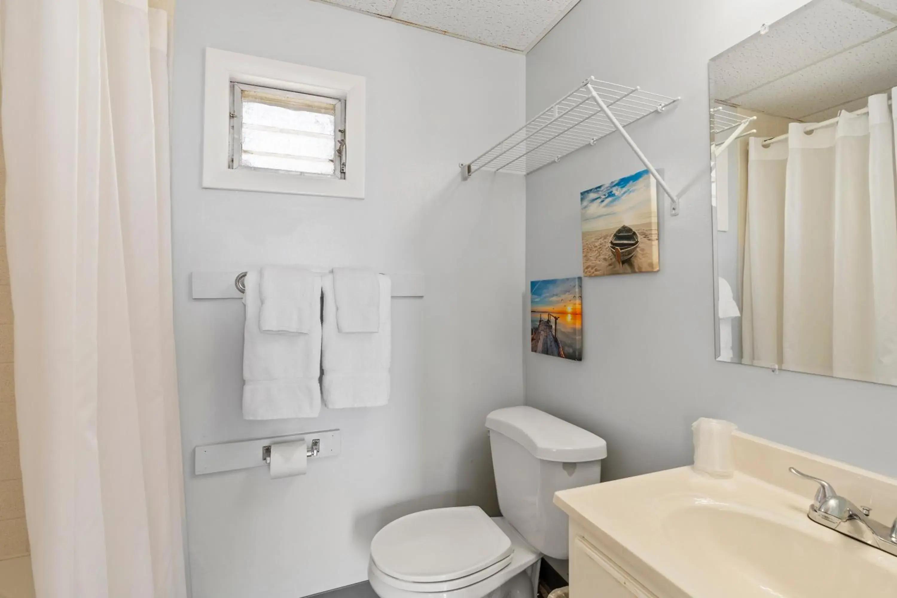 Bathroom in America's Best Value Inn Mt Royal Motel