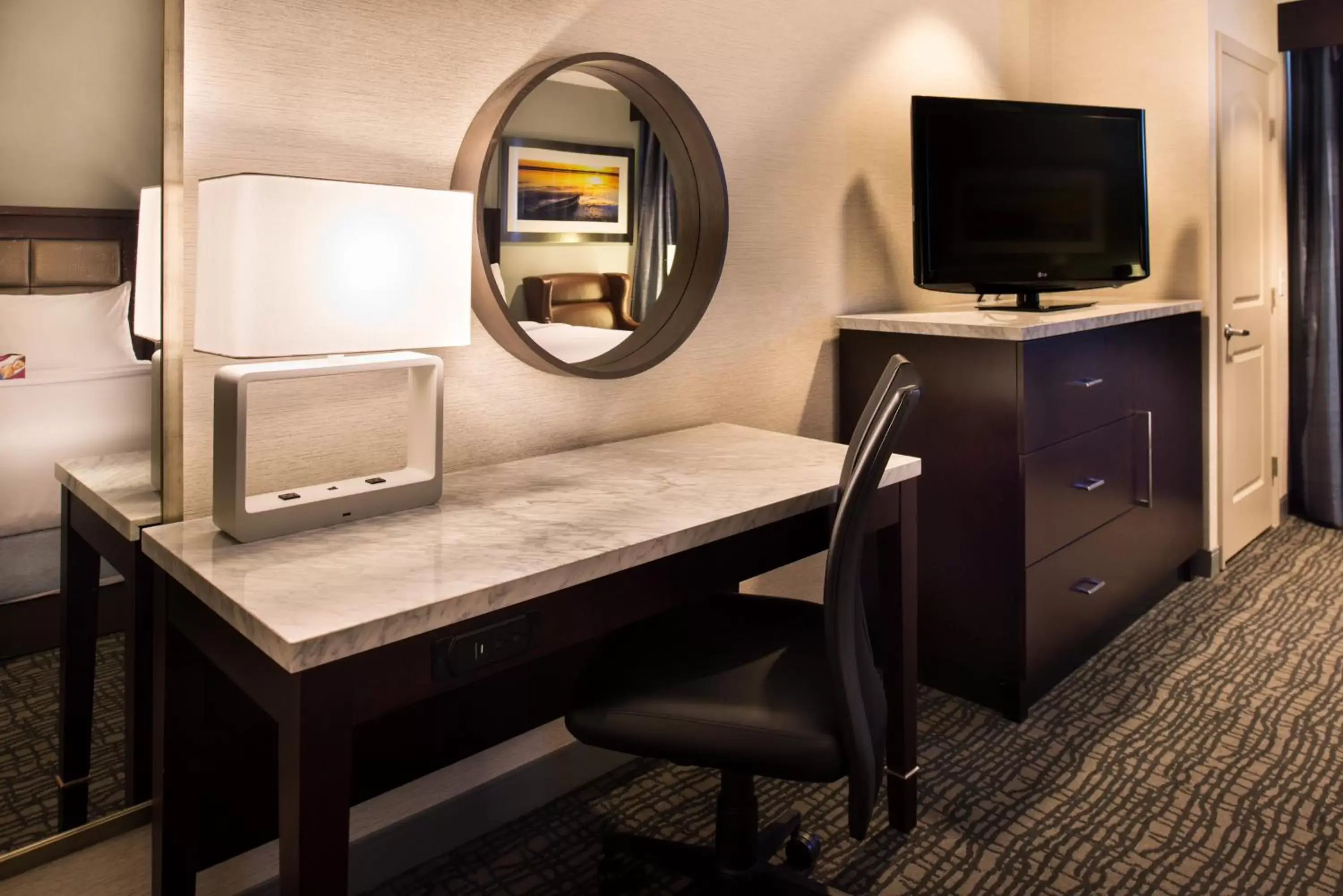 Bedroom, TV/Entertainment Center in Crowne Plaza Springfield Convention Center, an IHG Hotel