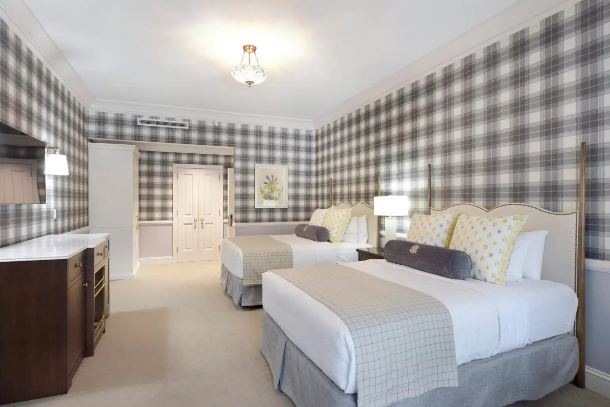 Bedroom, Bed in Omni Mount Washington Resort