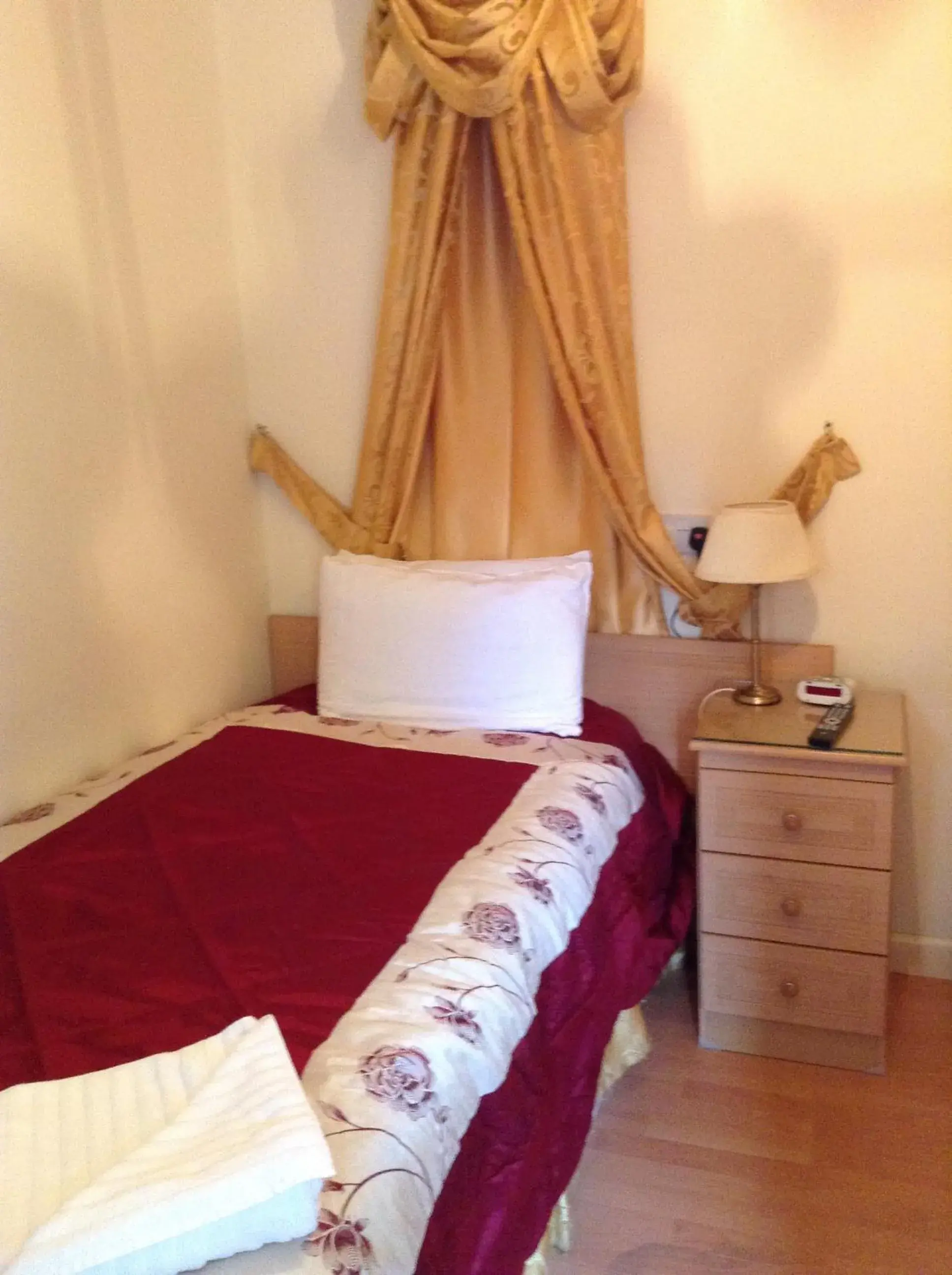 Bedroom, Bed in Acorn Guest House