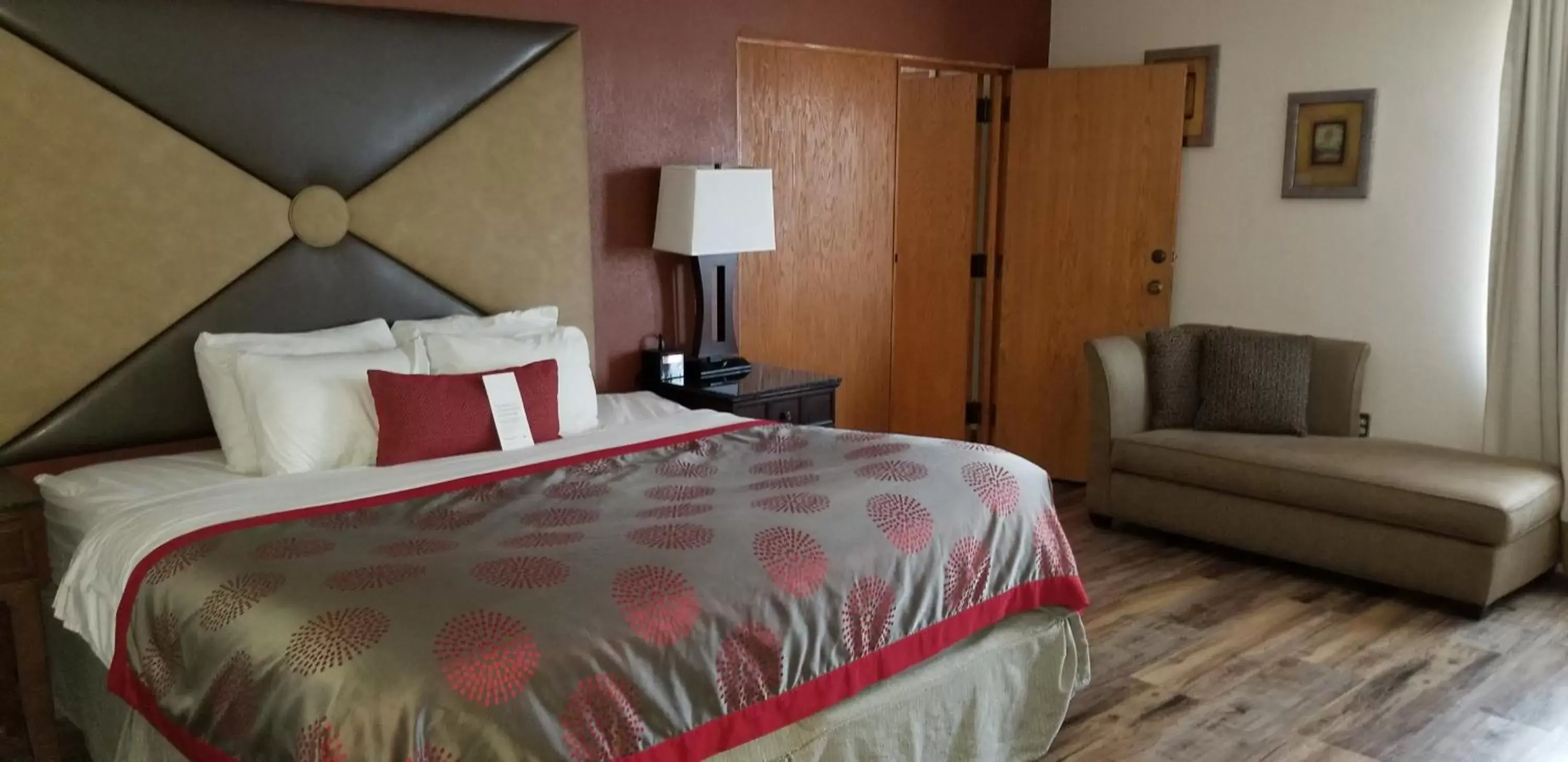 Bedroom, Bed in Ramada by Wyndham Albert Lea Bedroom, Bed in Ramada by Wyndham Albert Lea