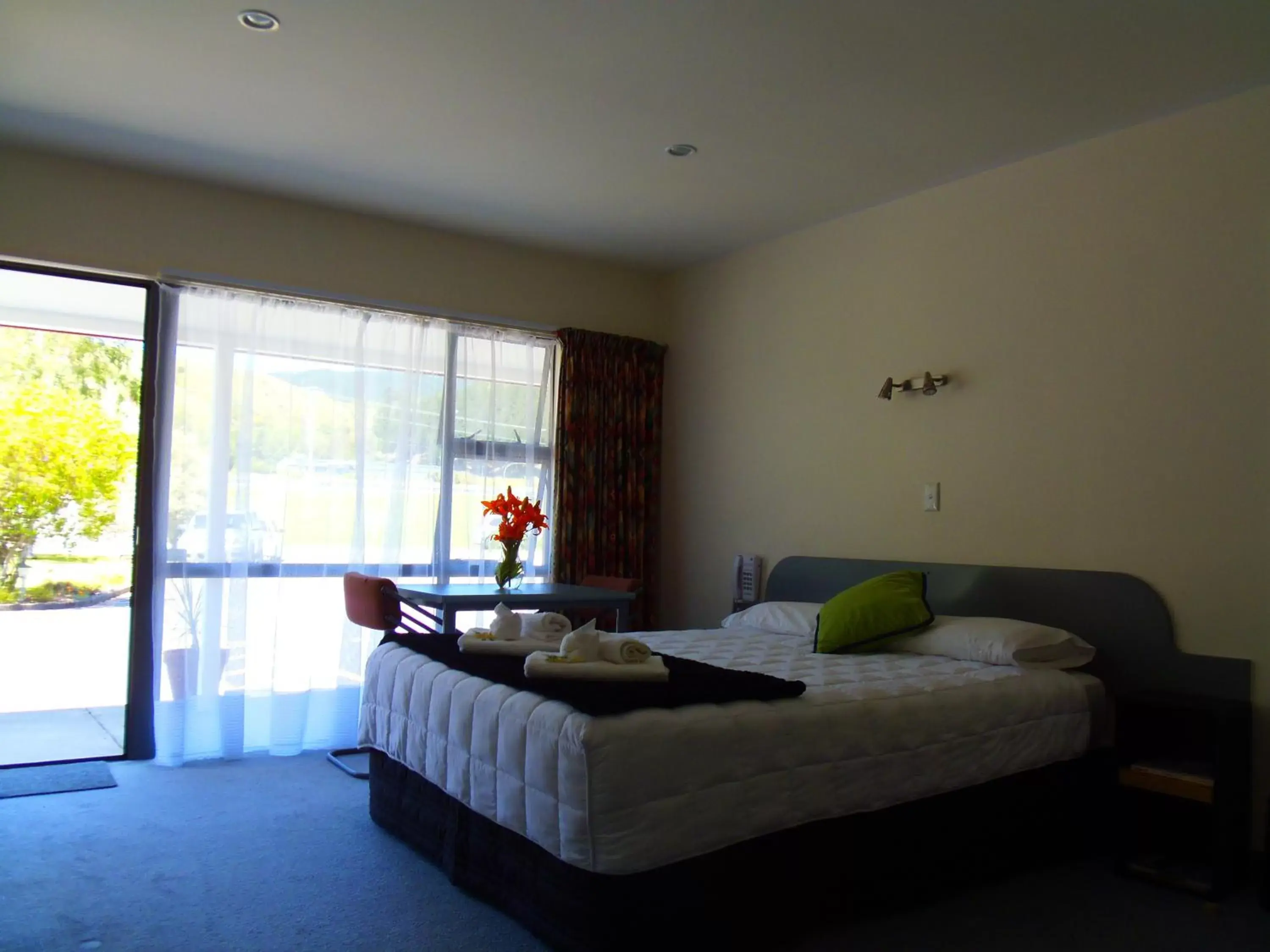 Bed in Kapiti Lindale Motel and Conference Centre