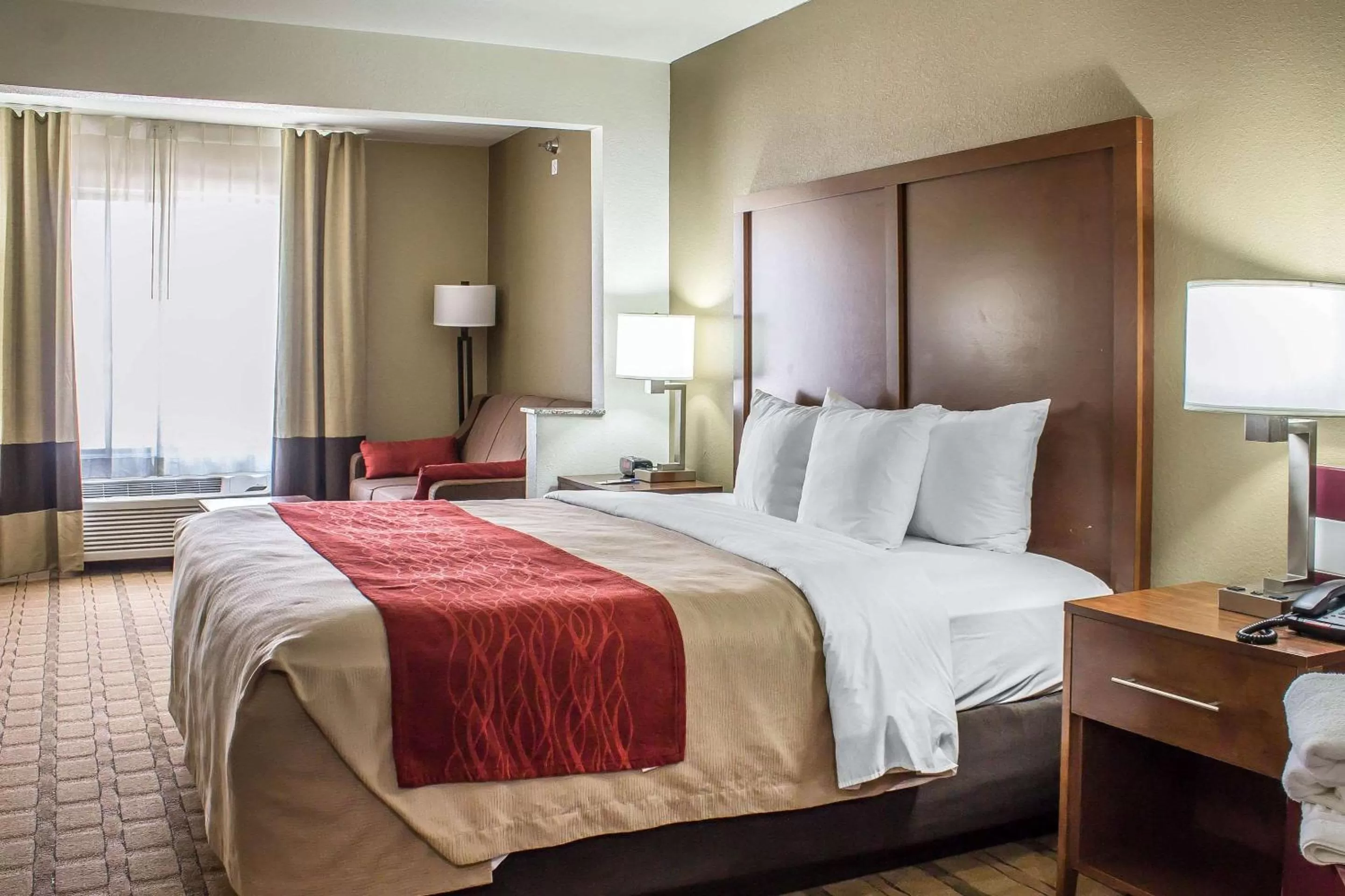 Photo of the whole room, Bed in Comfort Inn & Suites Cedar Rapids North - Collins Road