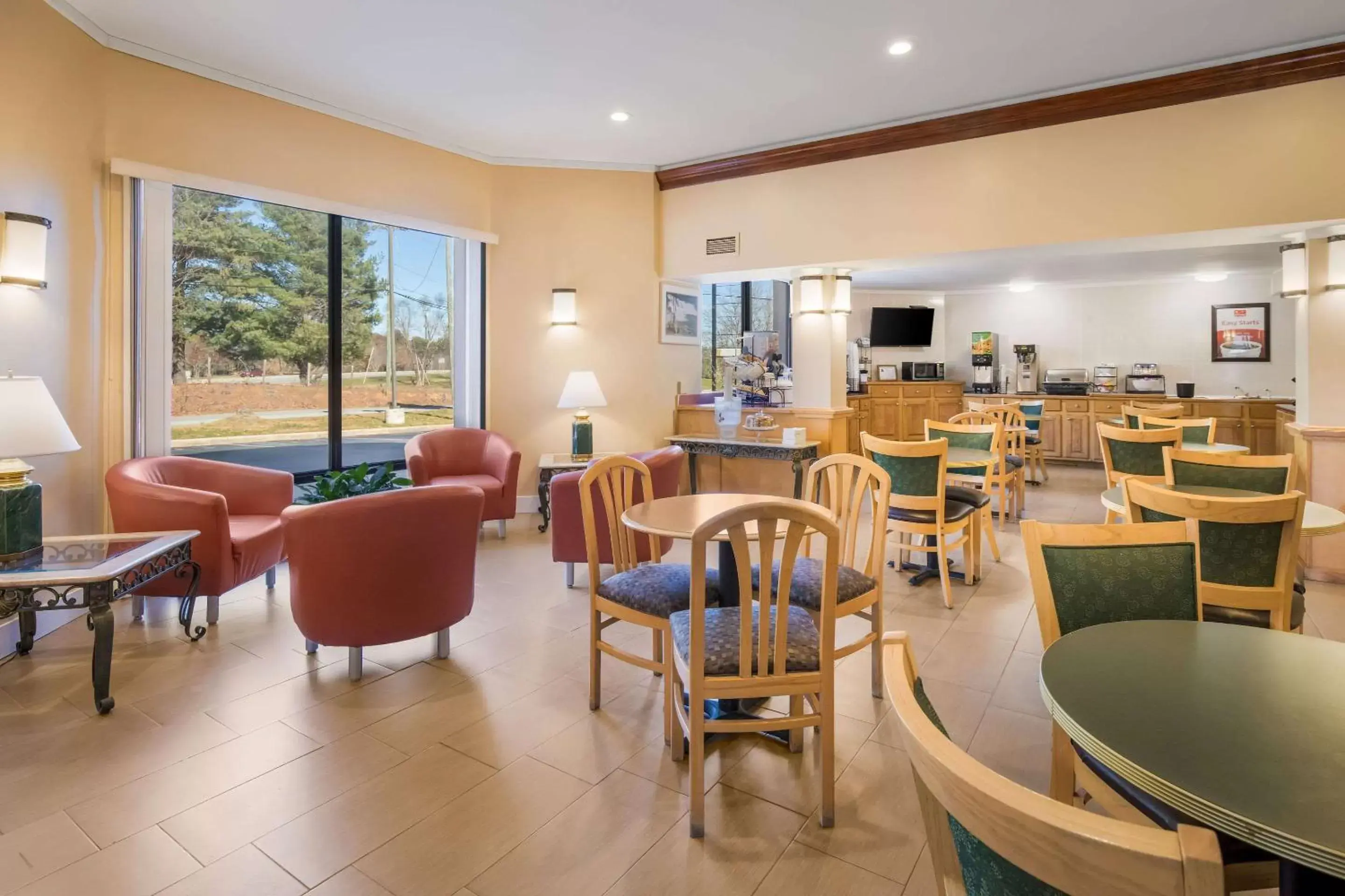 Lobby or reception, Restaurant/Places to Eat in Econo Lodge Hendersonville