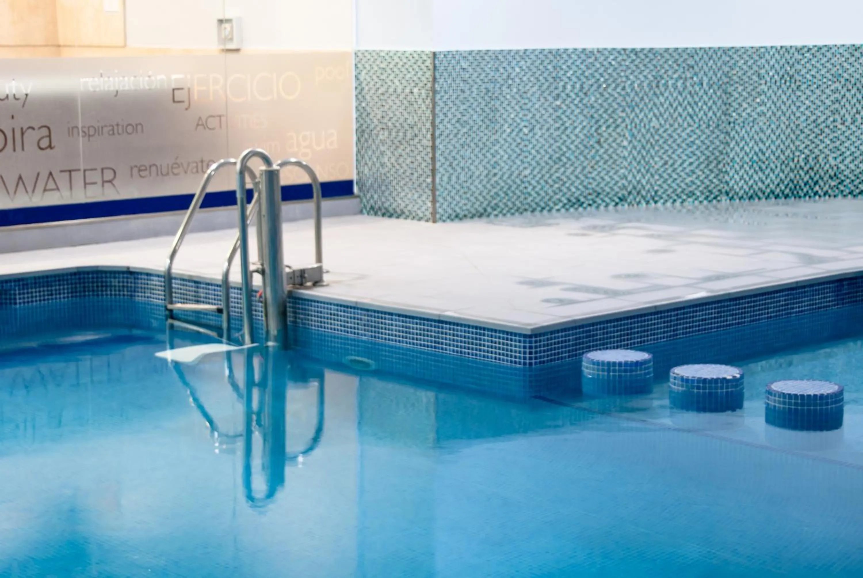 Swimming pool in Ona Ogisaka Garden