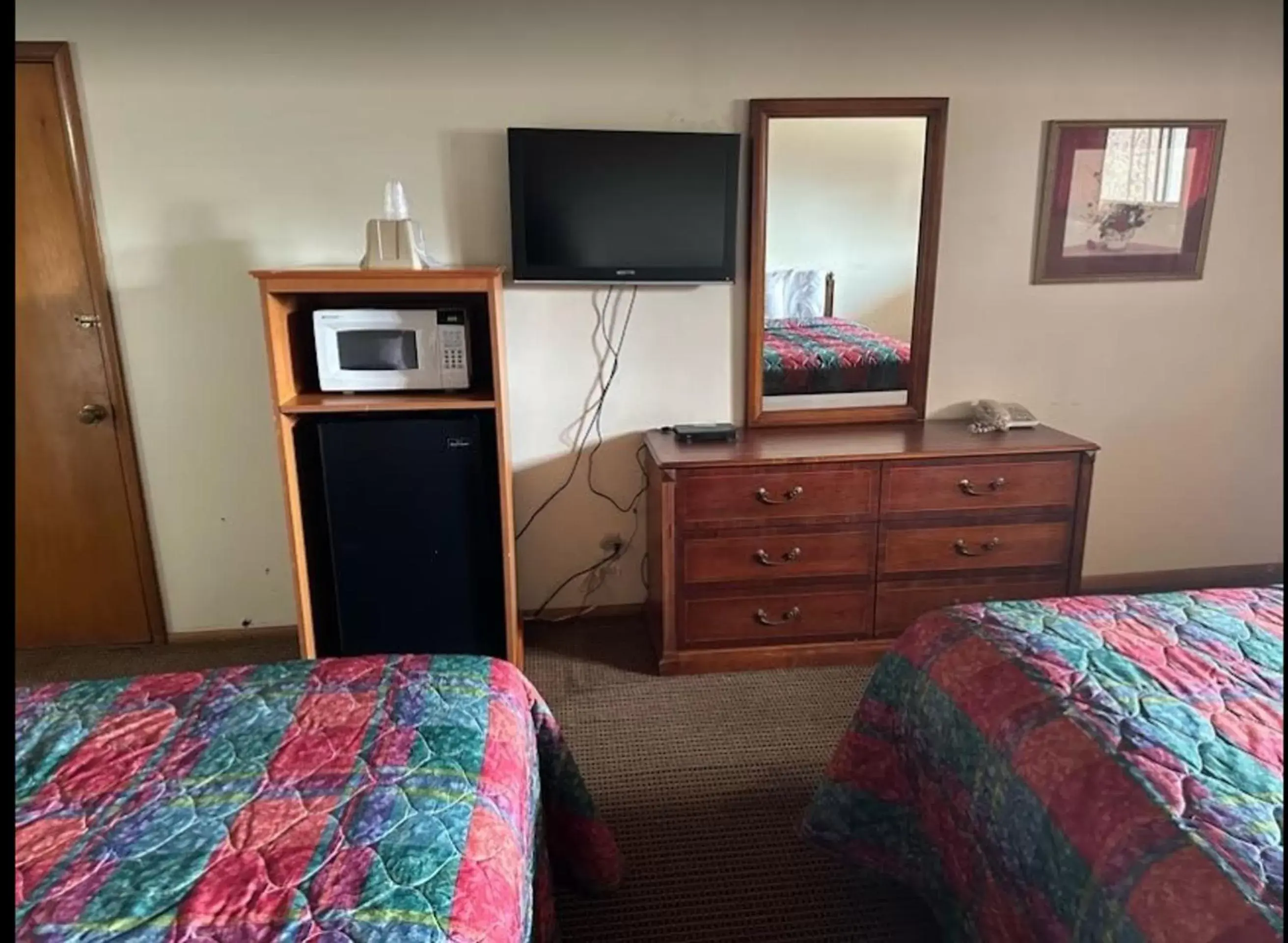 Bedroom, TV/Entertainment Center in Love Hotels Western Holiday by OYO at Harlan Lake NE