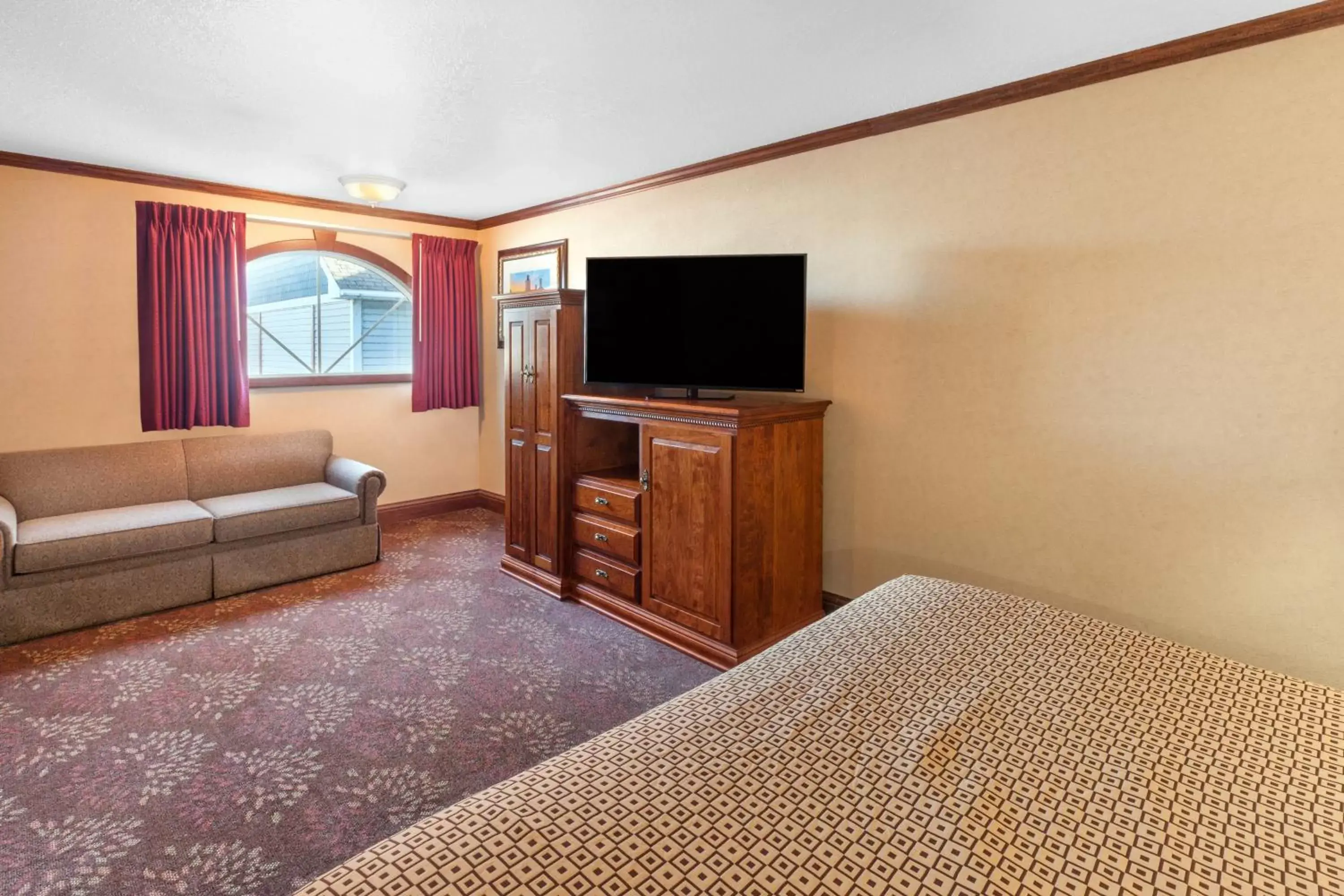 Bedroom, TV/Entertainment Center in Ramada by Wyndham Mackinaw City Waterfront