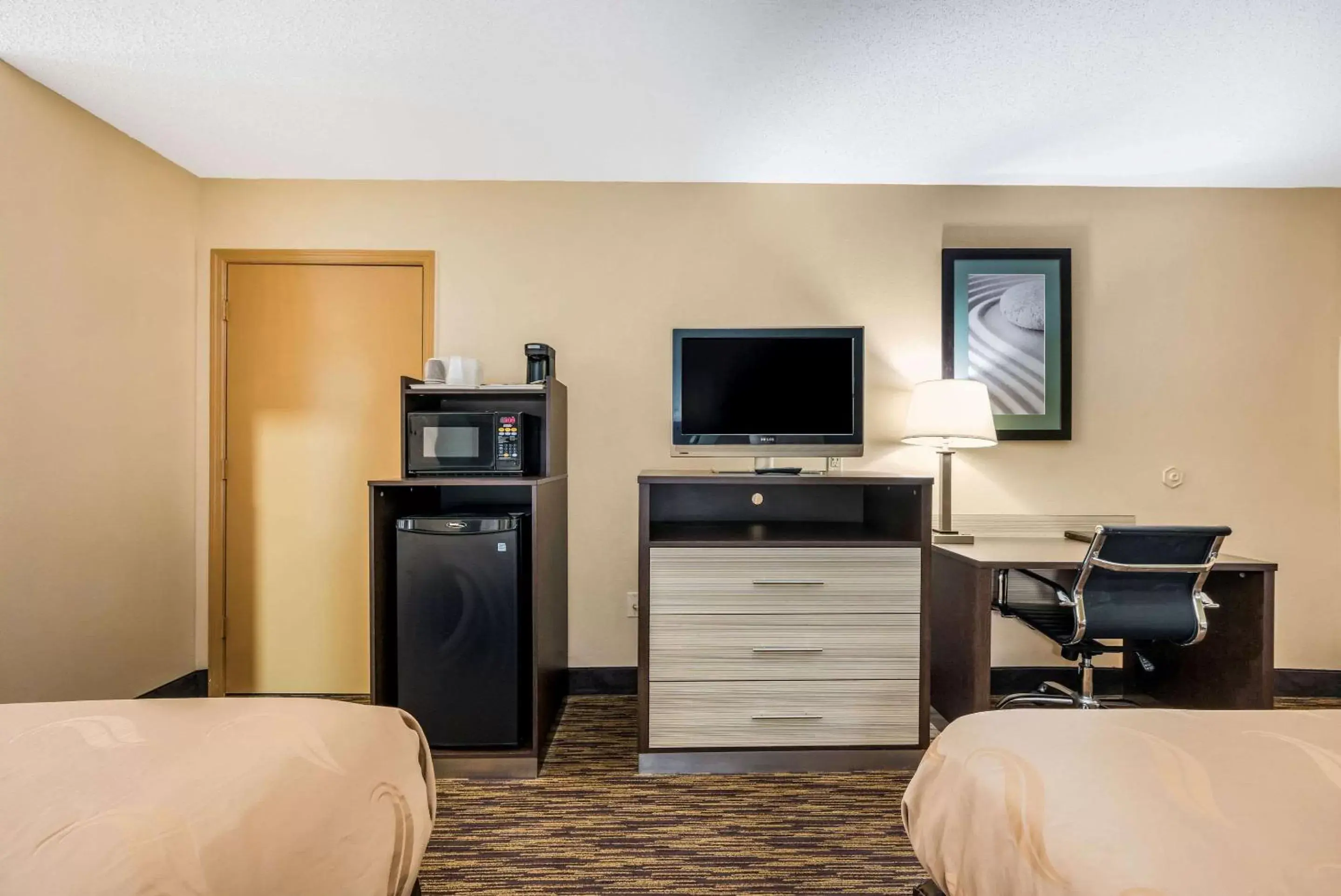 Photo of the whole room, TV/Entertainment Center in Quality Inn Cullman I-65 exit 310