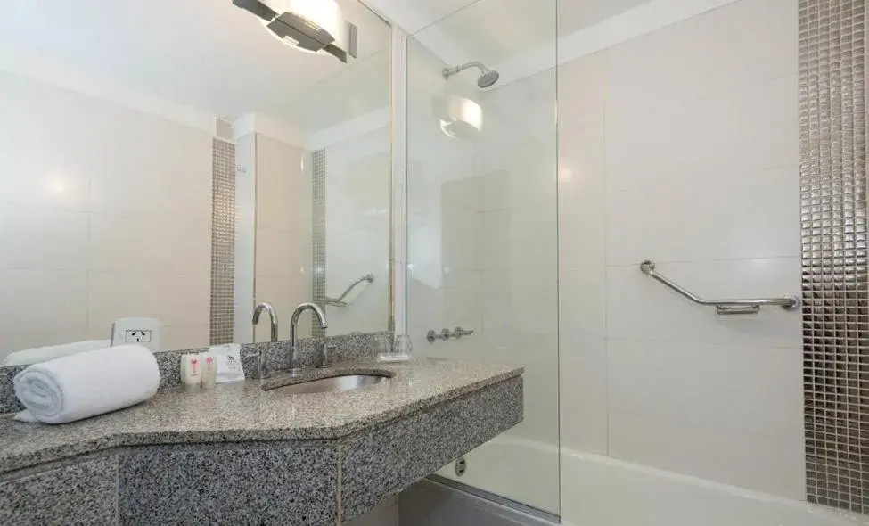 Bathroom in Urquiza Apart Hotel & Suites