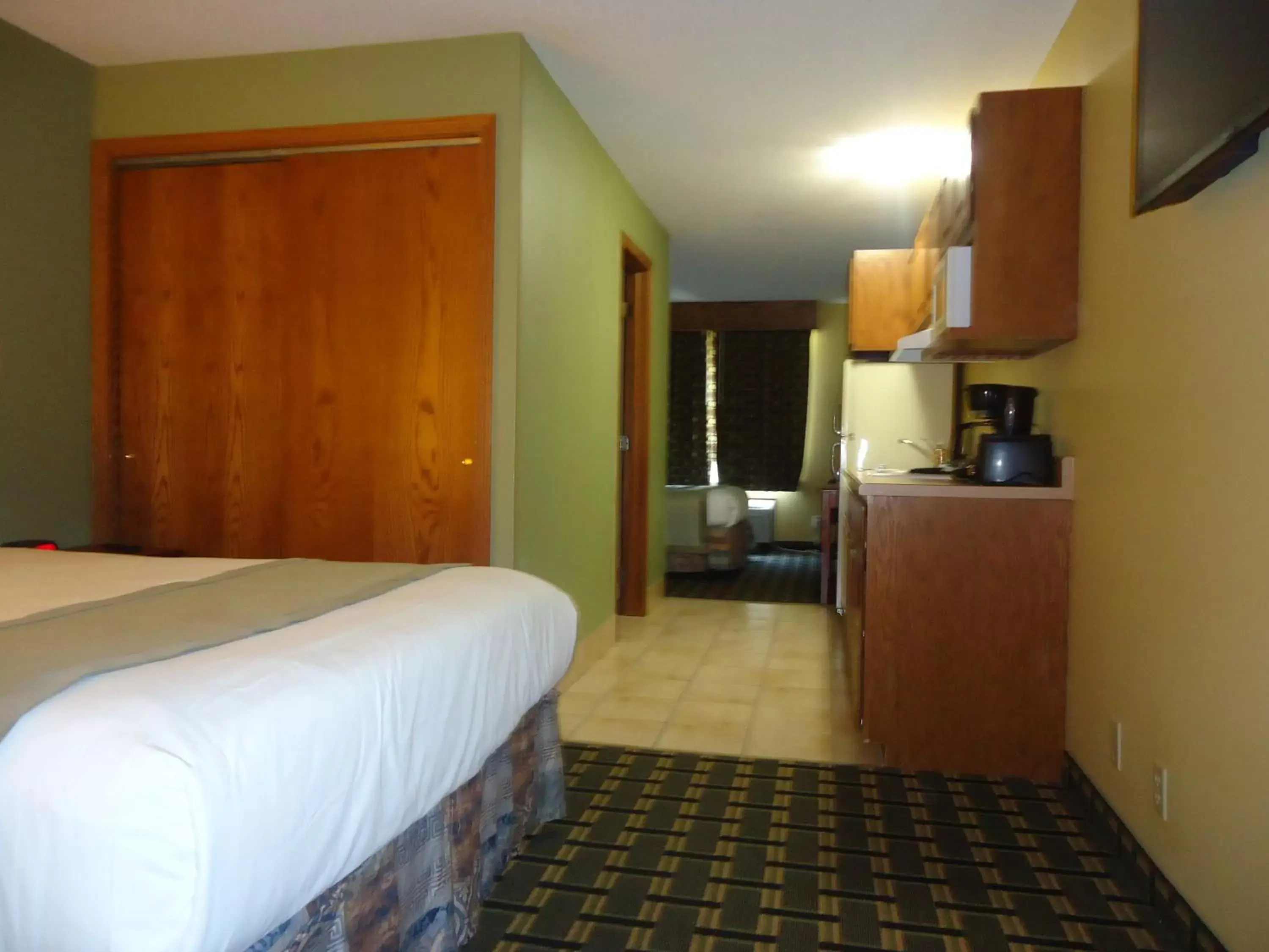 Deluxe Queen Suite - Non-Smoking in TownHouse Extended Stay Hotel Downtown