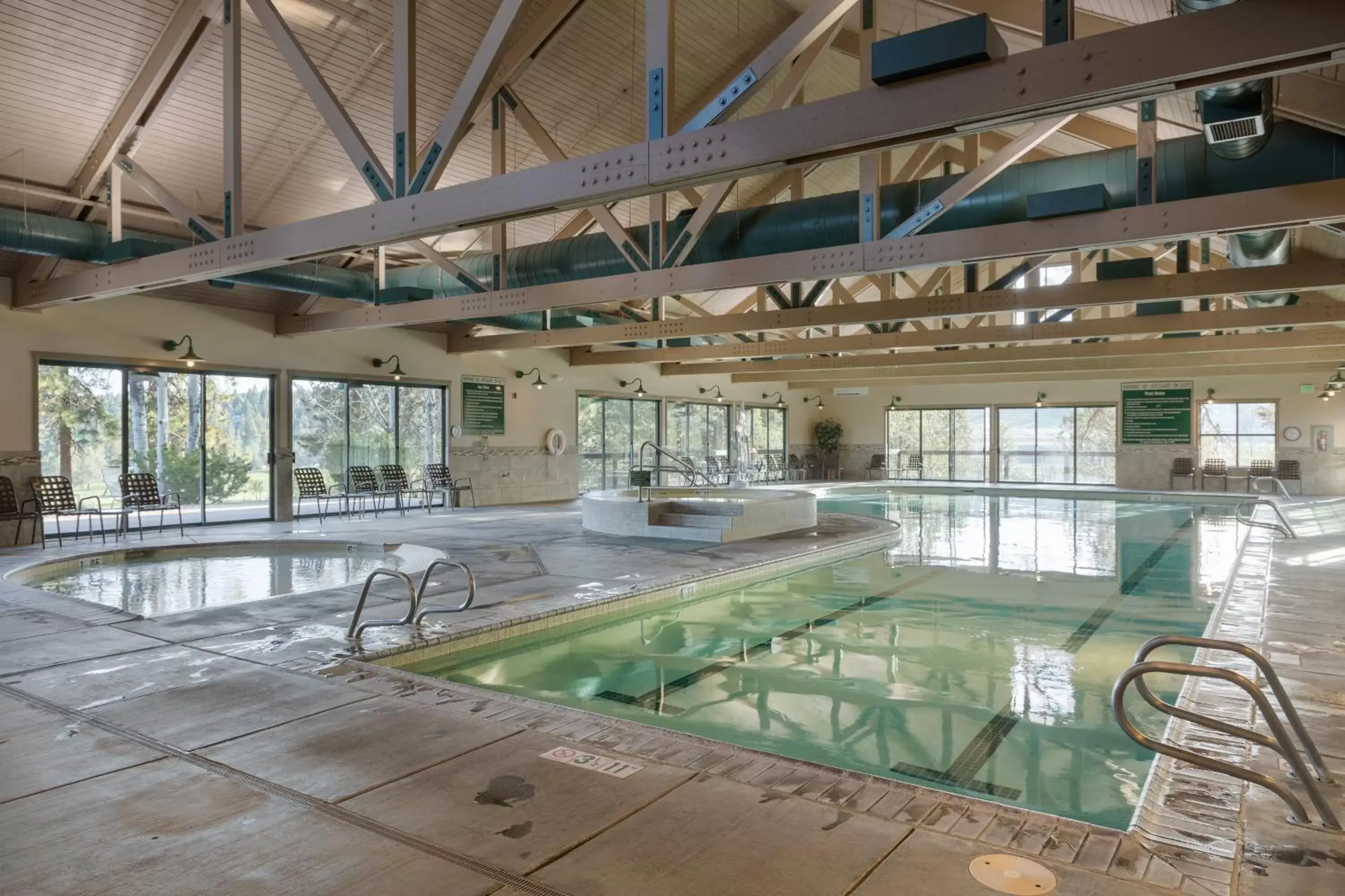 Hot Tub, Swimming Pool in Running Y Ranch Resort