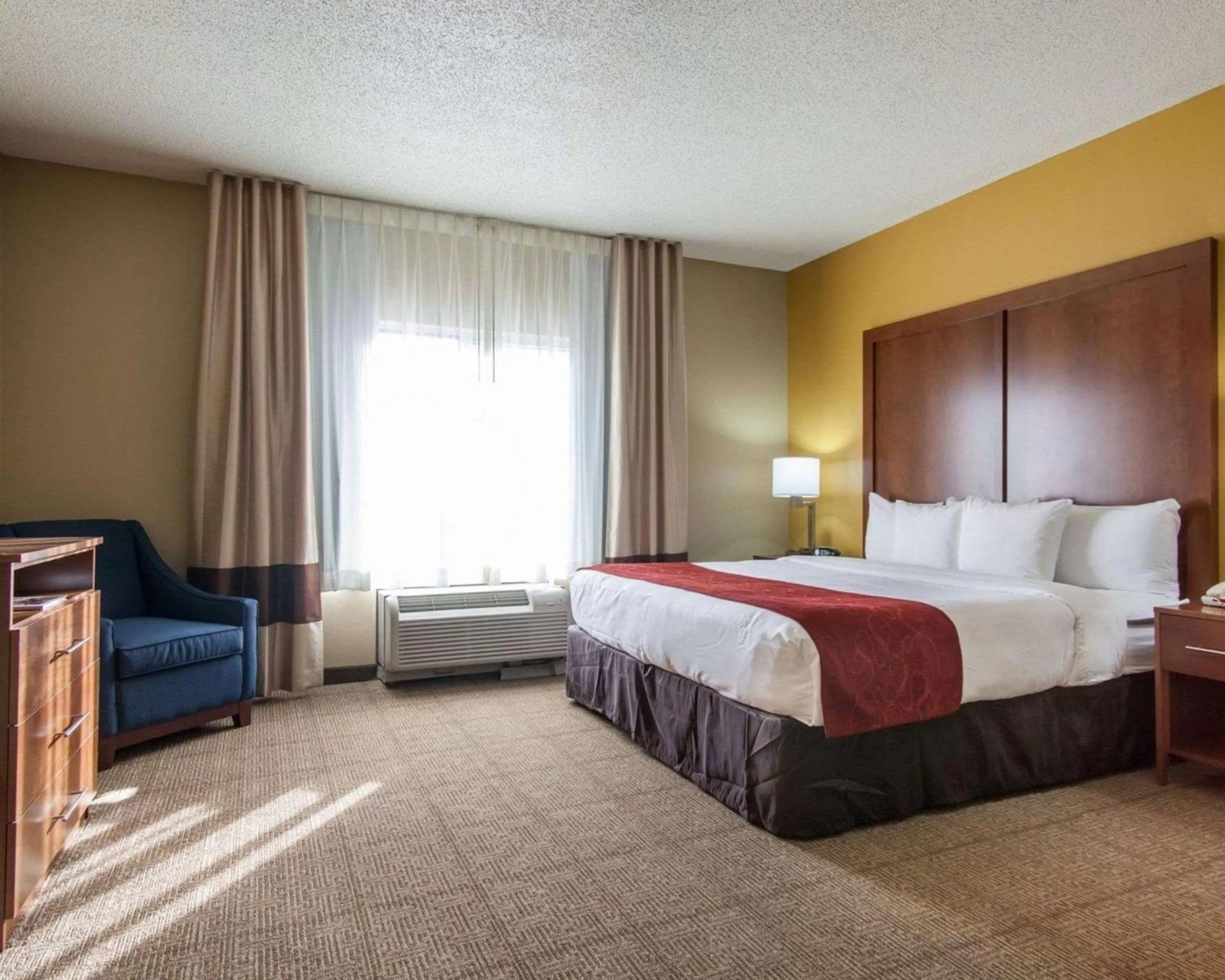 Photo of the whole room, Bed in Comfort Suites Tulsa Central