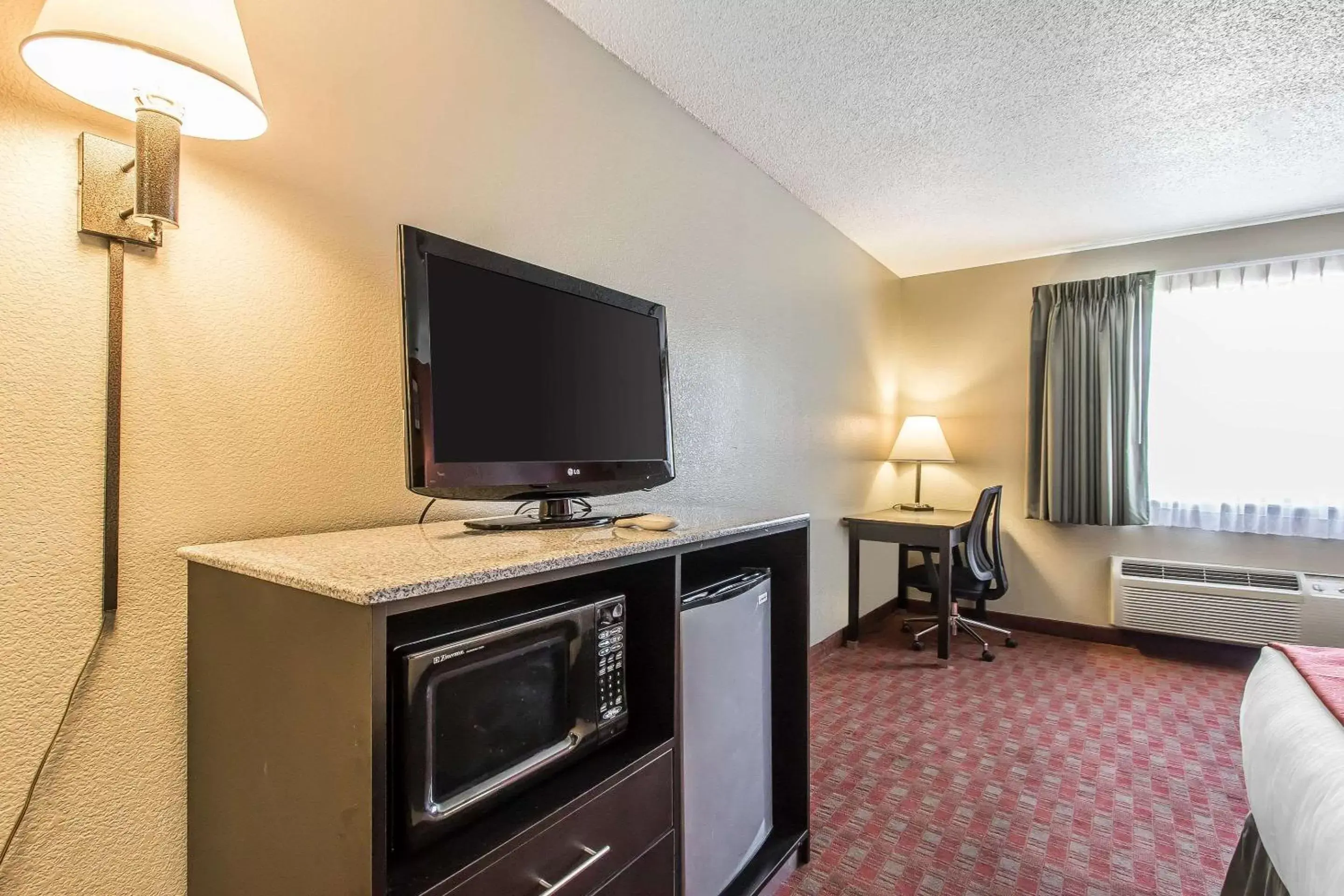 Photo of the whole room, TV/Entertainment Center in Quality Inn & Suites La Vergne