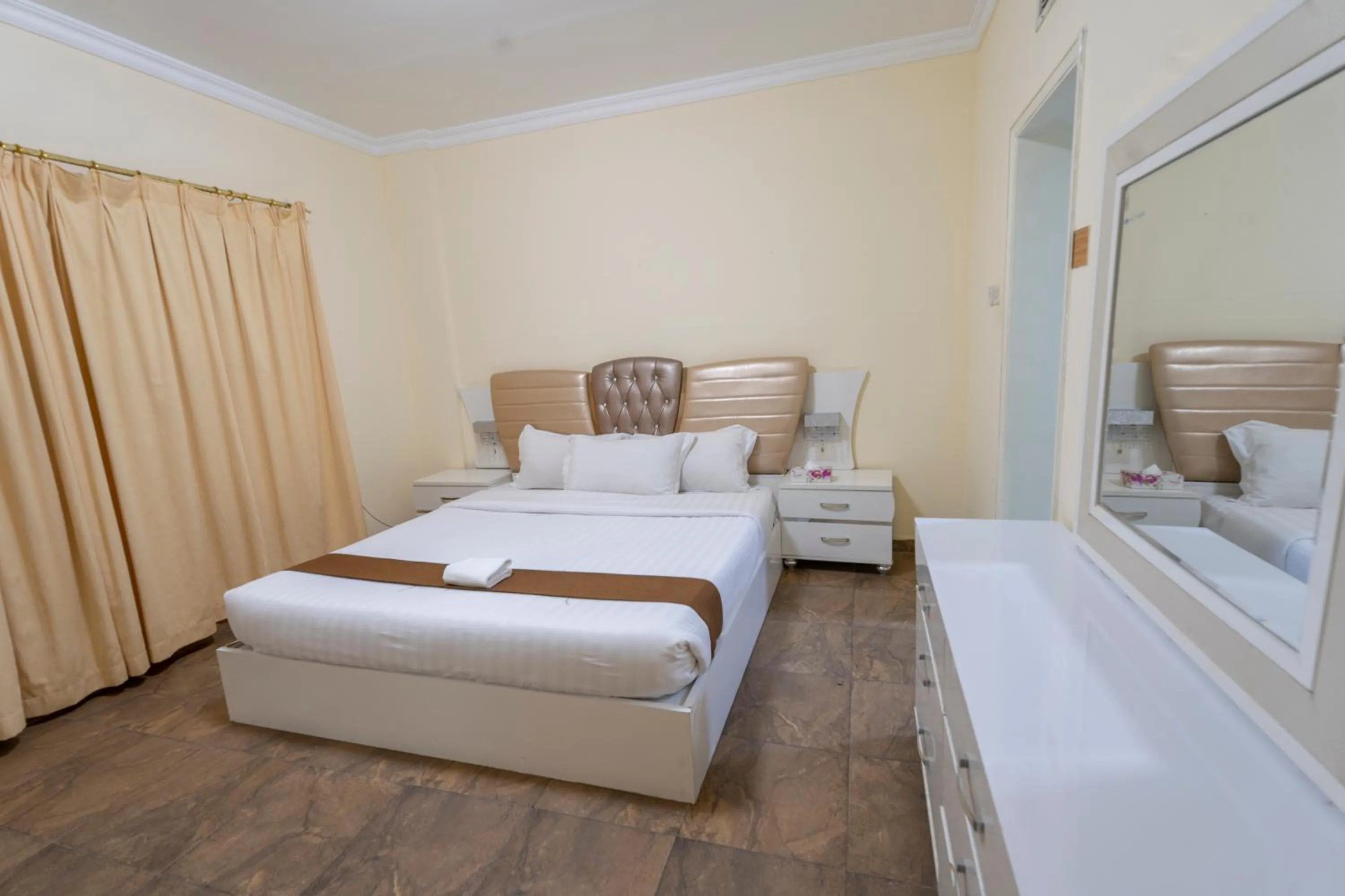 Bedroom, Bed in Majestic Hotel