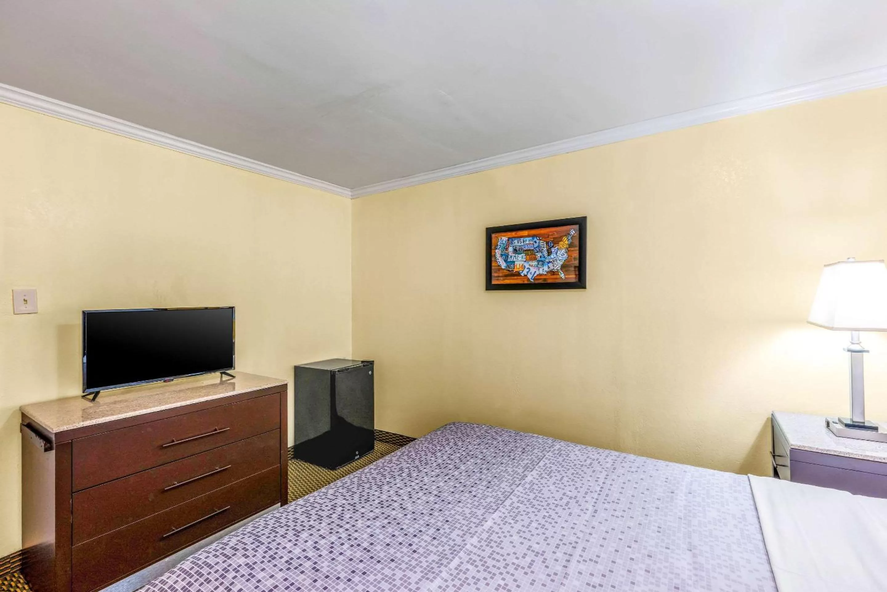 Photo of the whole room, Bed in Econo Lodge Beach and Boardwalk