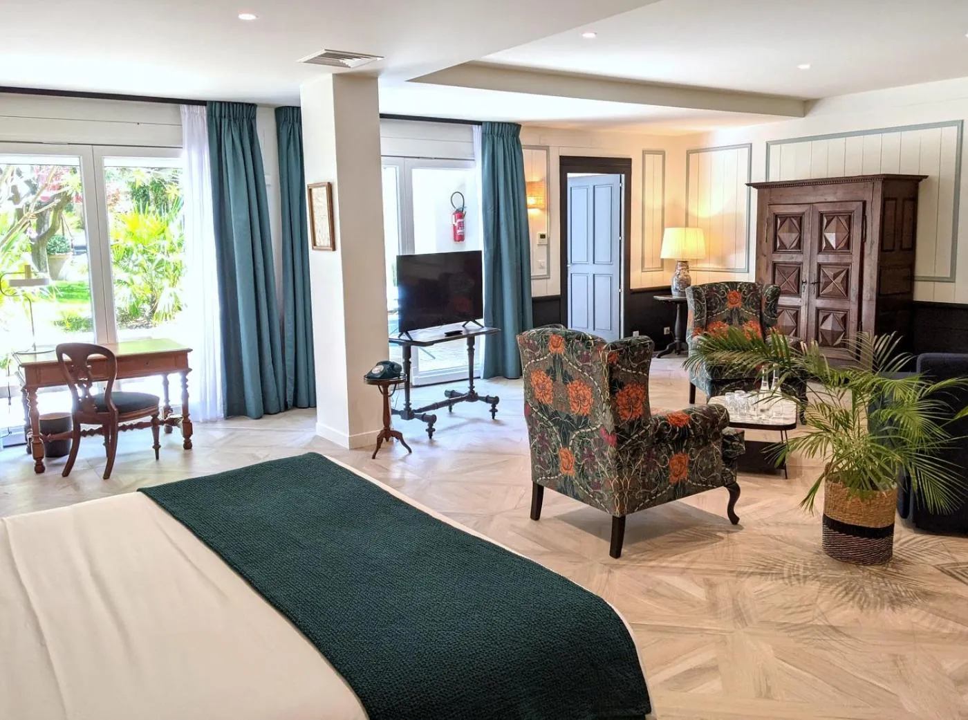 Communal lounge/ TV room, Bed in Hôtel Le Saint Christophe