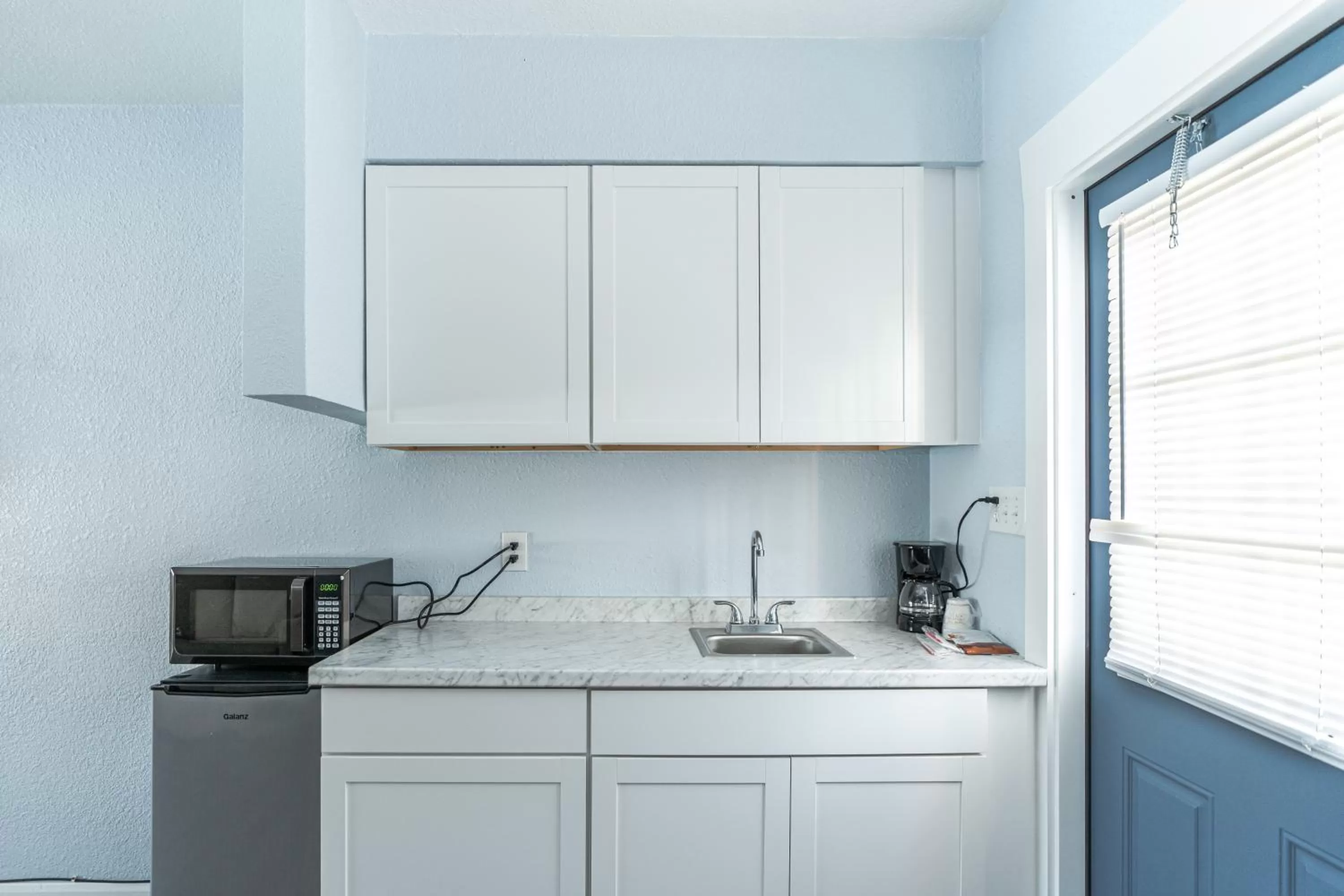 Kitchen/Kitchenette in Echo Sails Motel