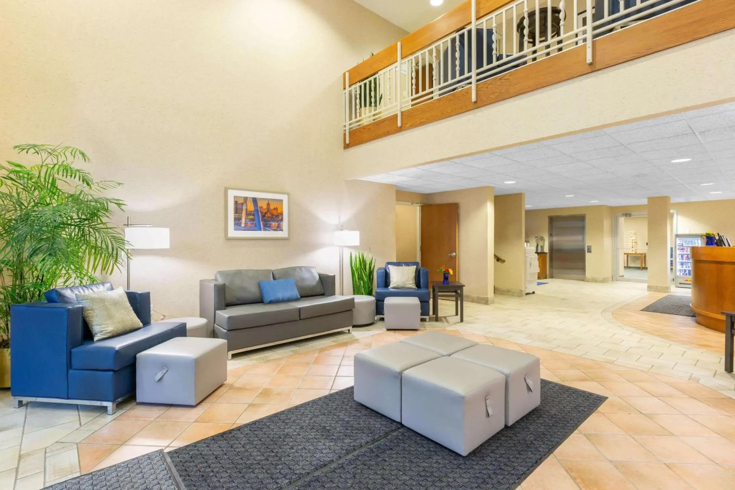 Lobby or reception, Seating Area in Baymont by Wyndham Des Moines Airport