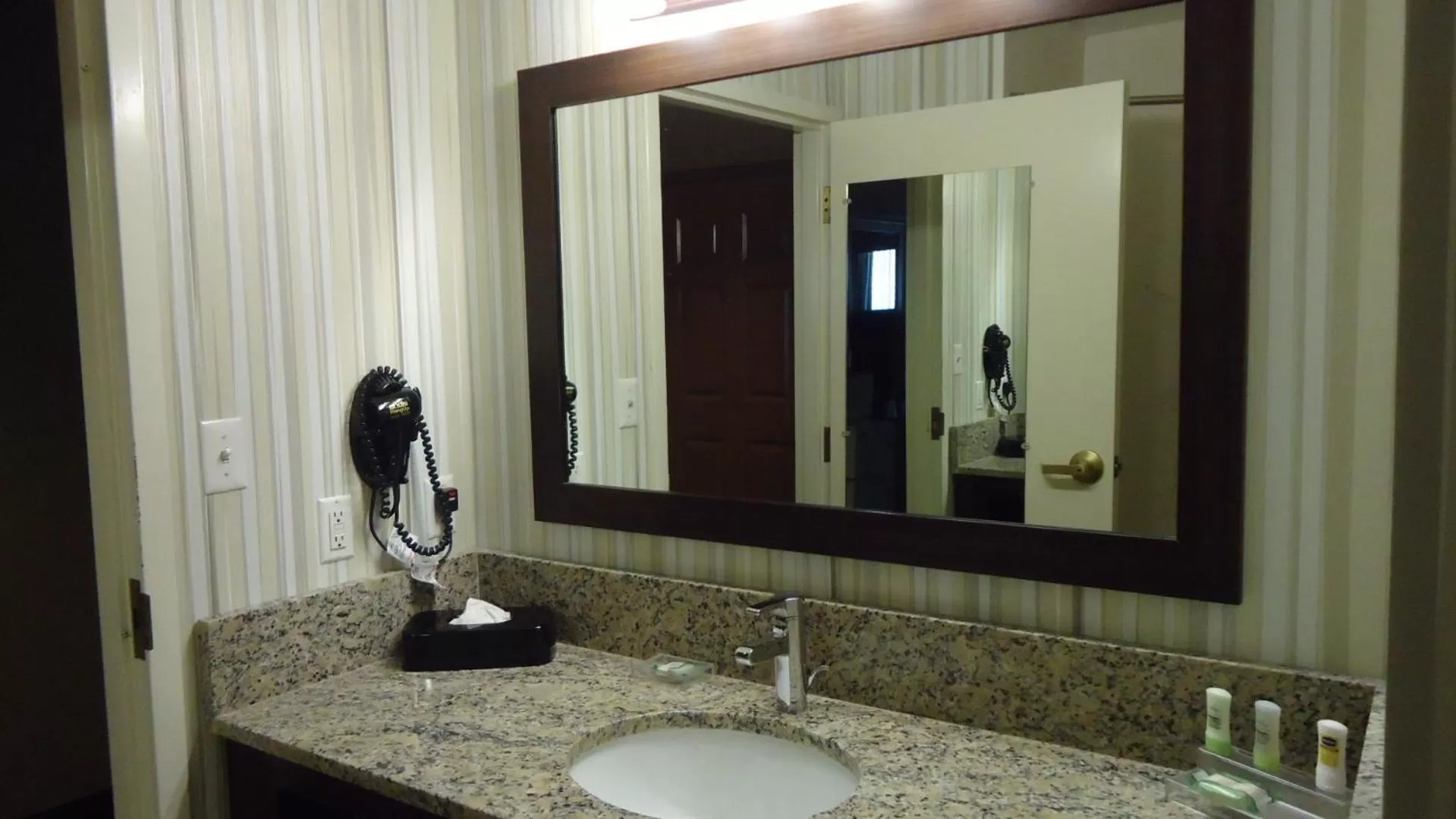 Bathroom in Country Inn & Suites by Radisson, Williamsburg Historic Area, VA
