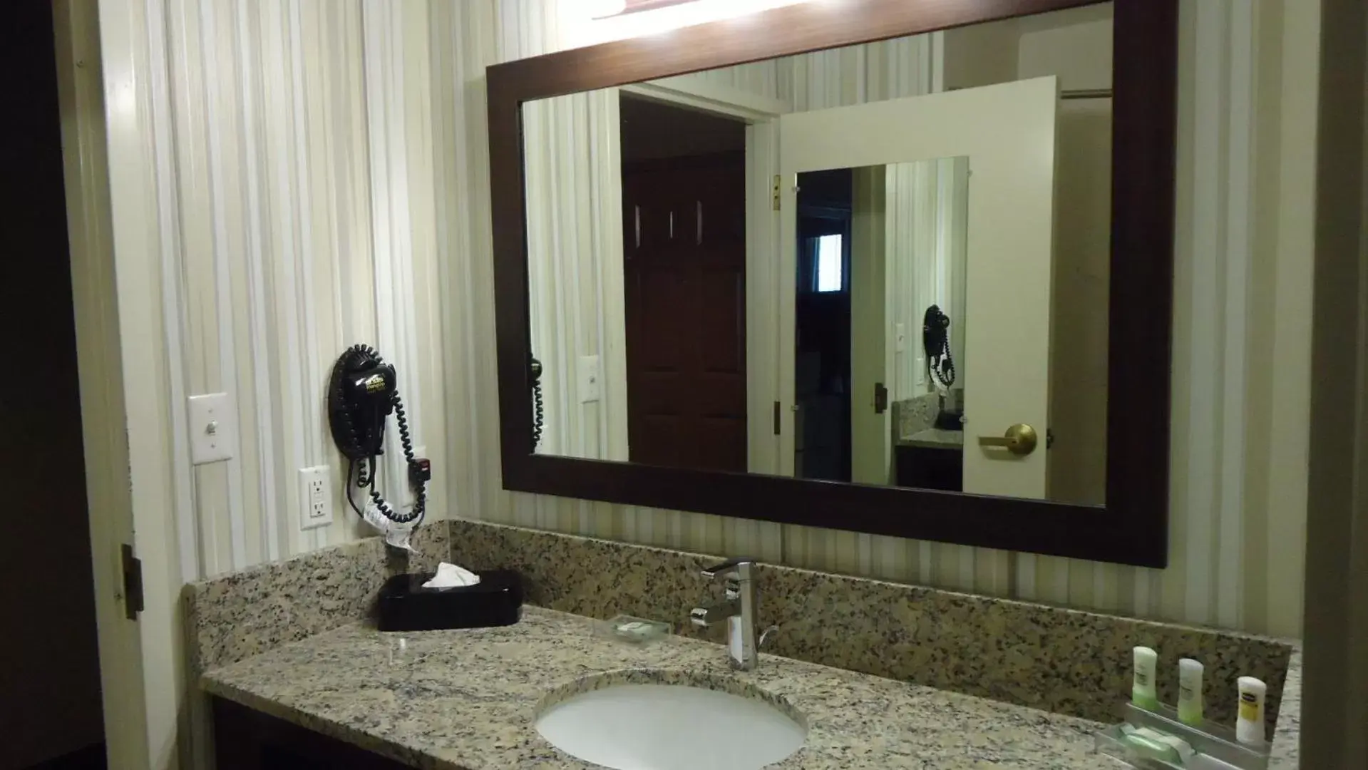 Bathroom in Country Inn & Suites by Radisson, Williamsburg Historic Area, VA