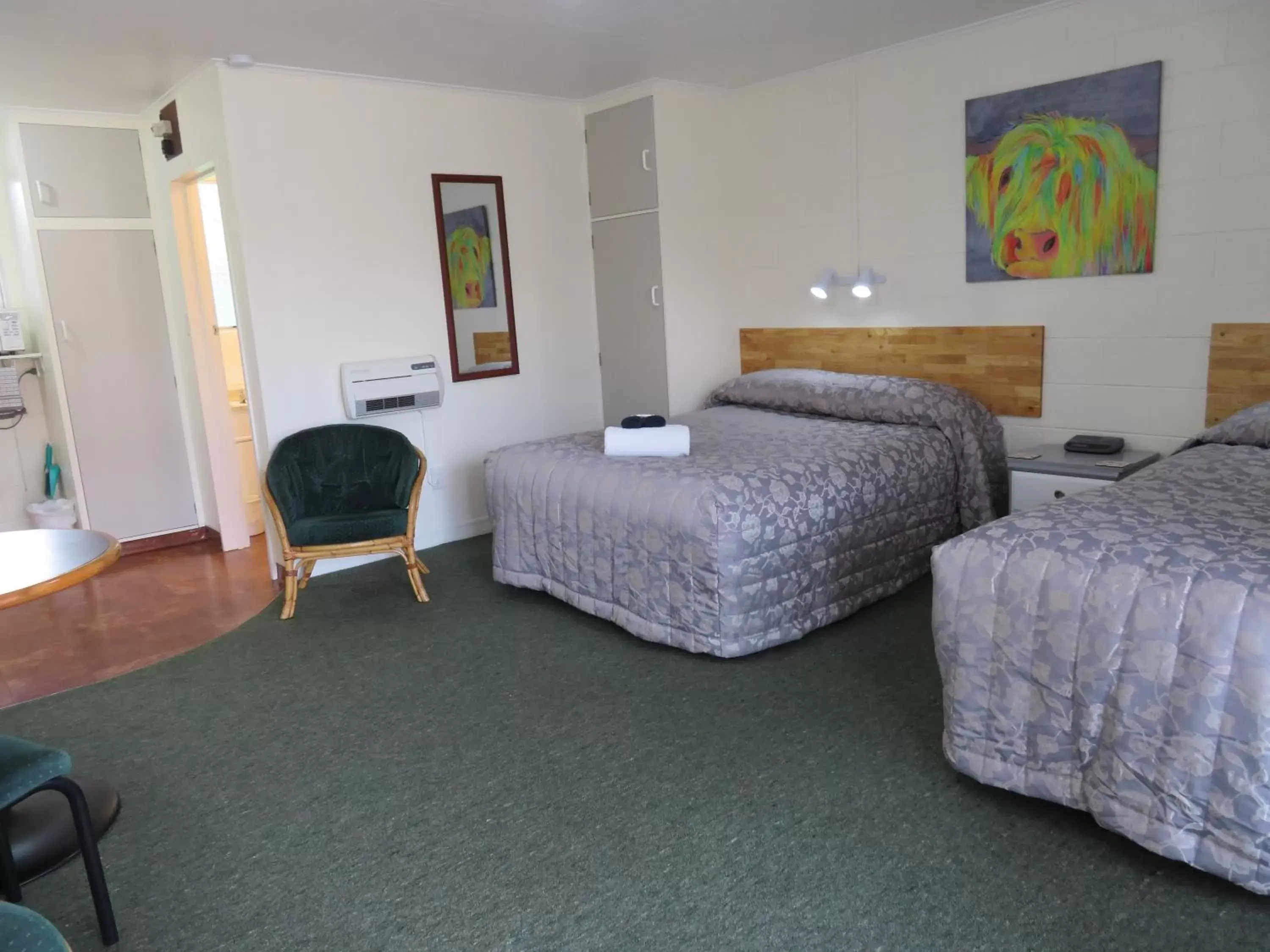 Bedroom, Bed in Commodore Court Motel