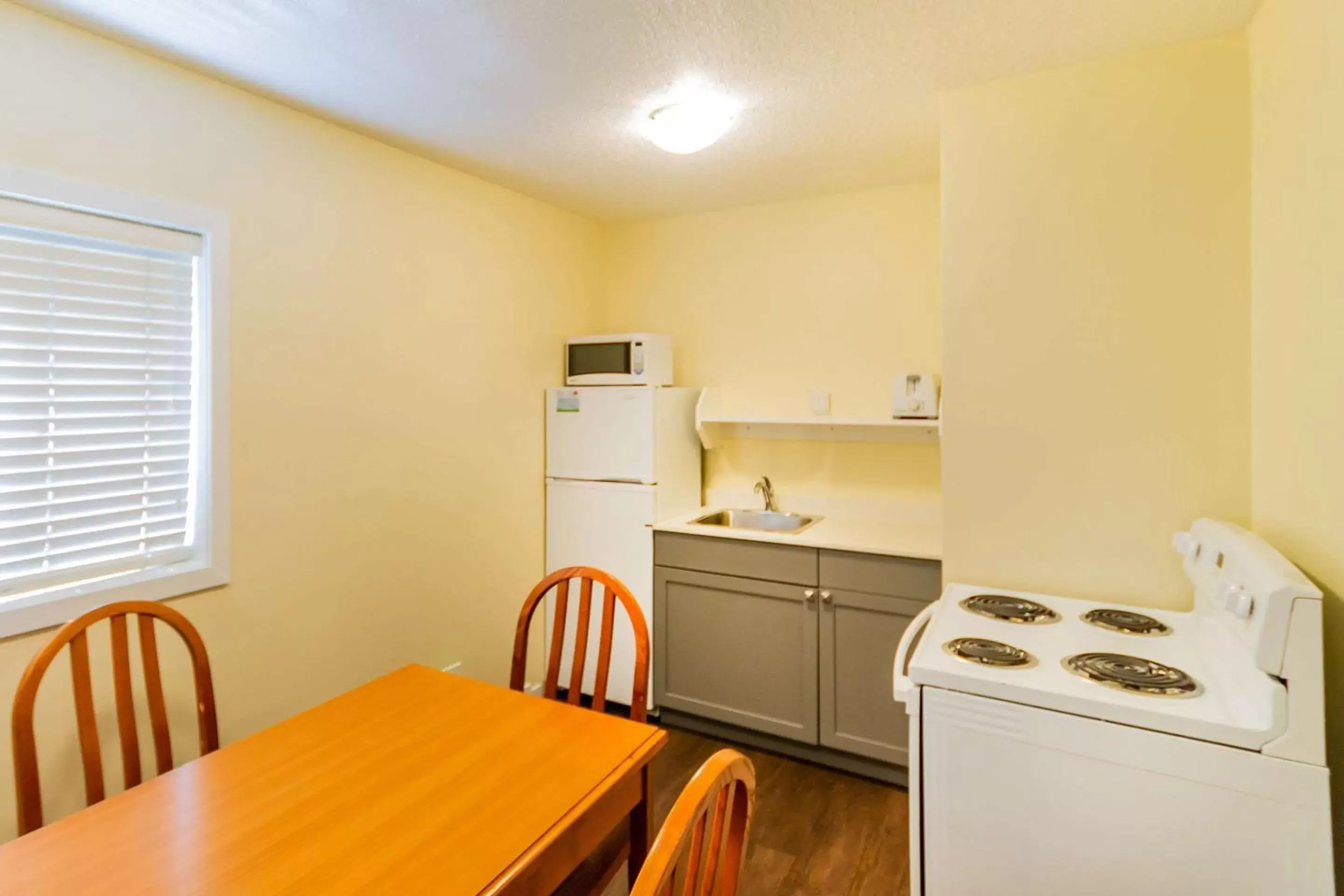 Bedroom, Kitchen/Kitchenette in Econo Lodge Inn & Suites University