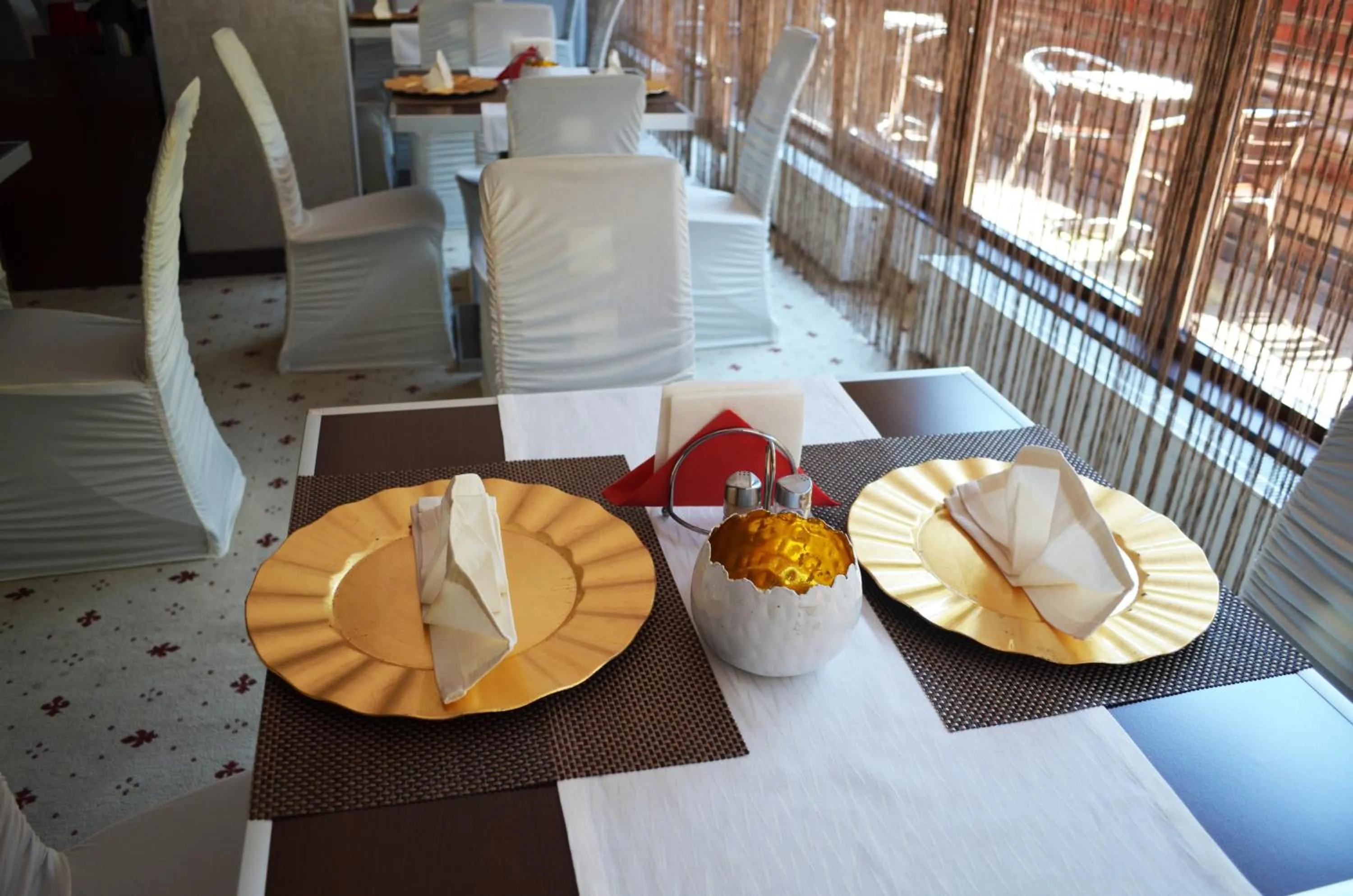 Restaurant/places to eat in Hotel Premier