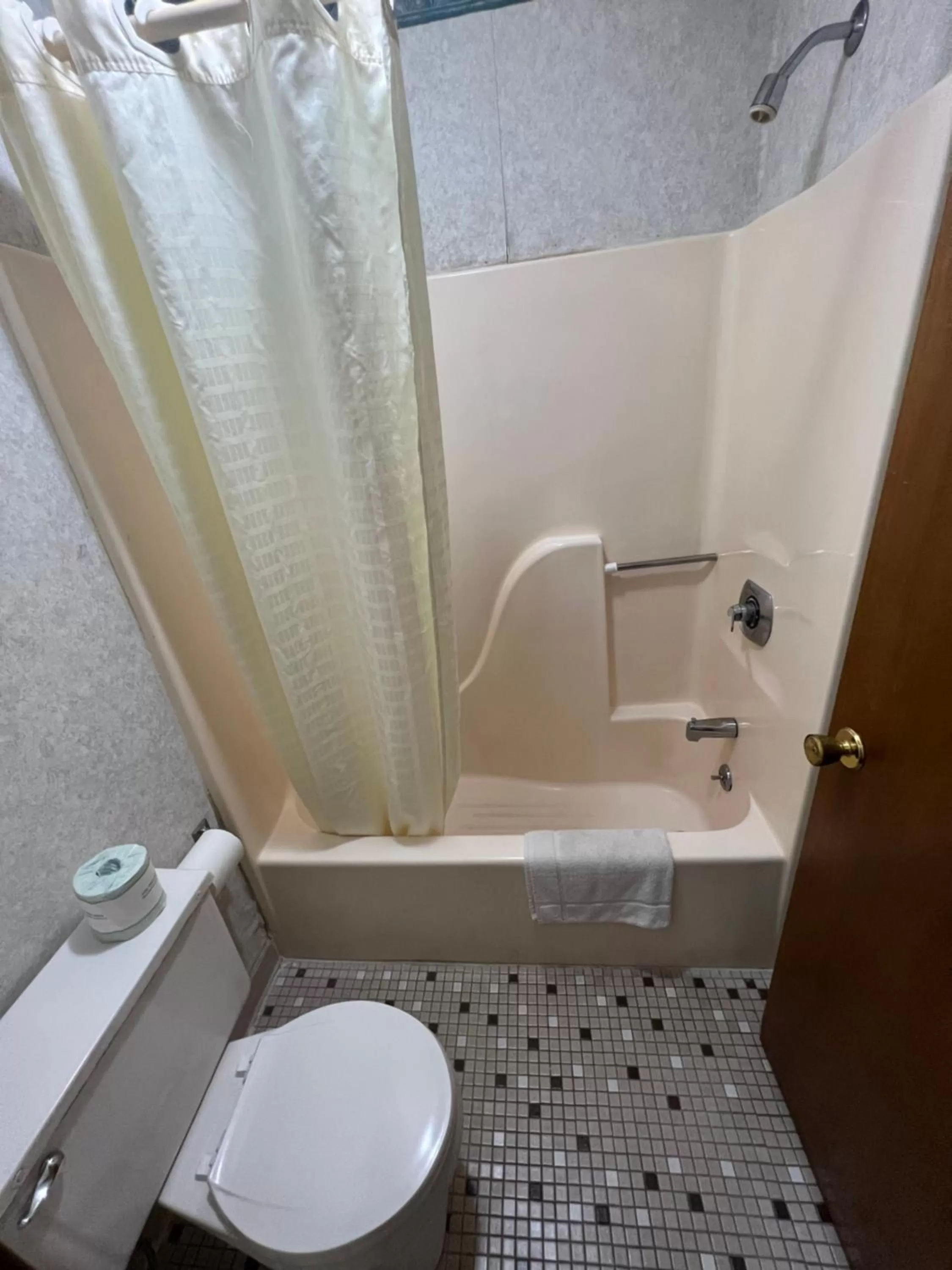 Bathroom in Americas Inn Bardstown