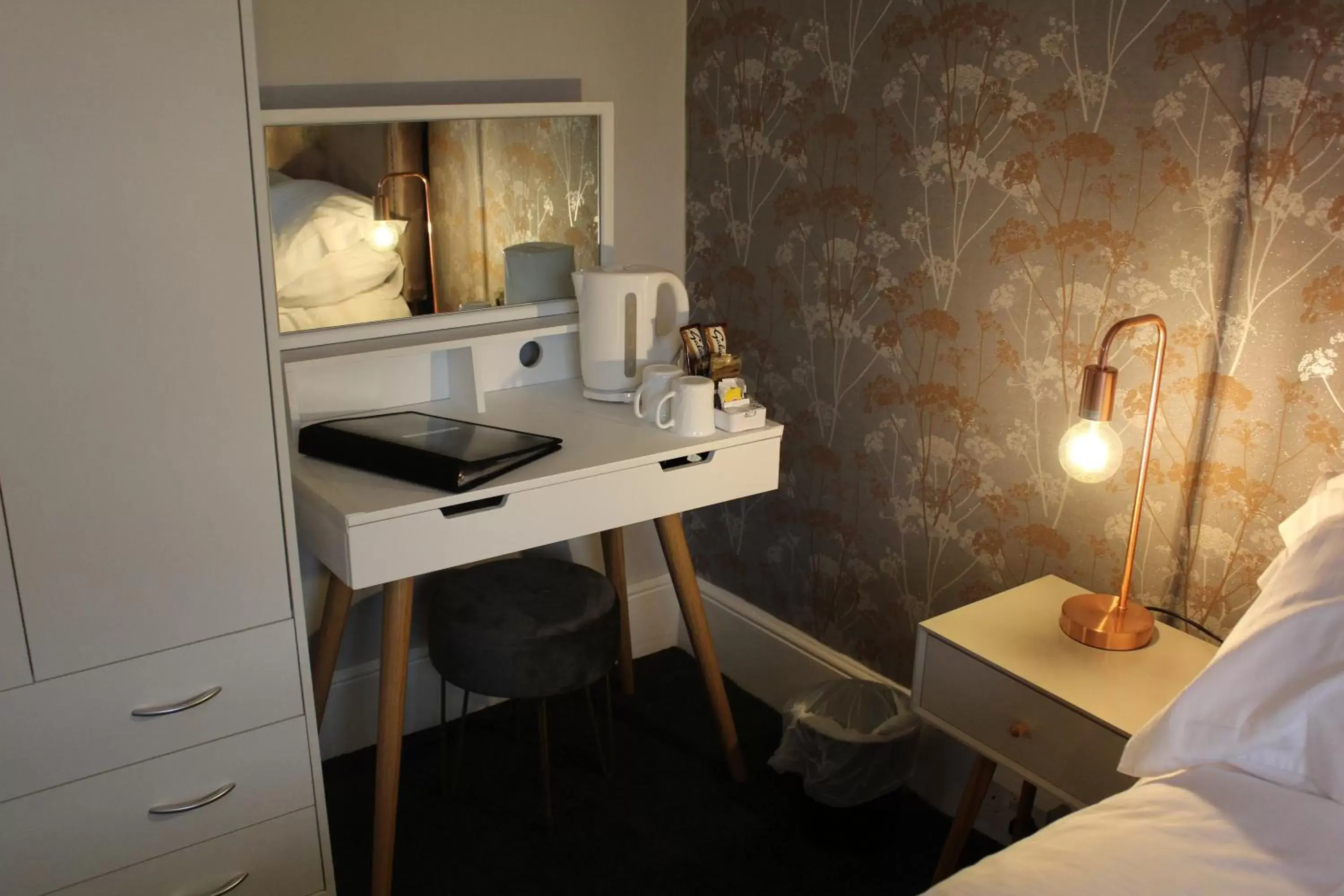 Coffee/tea facilities, Bed in The Darnley Hotel Coffee/tea facilities, Bed in The Darnley Hotel