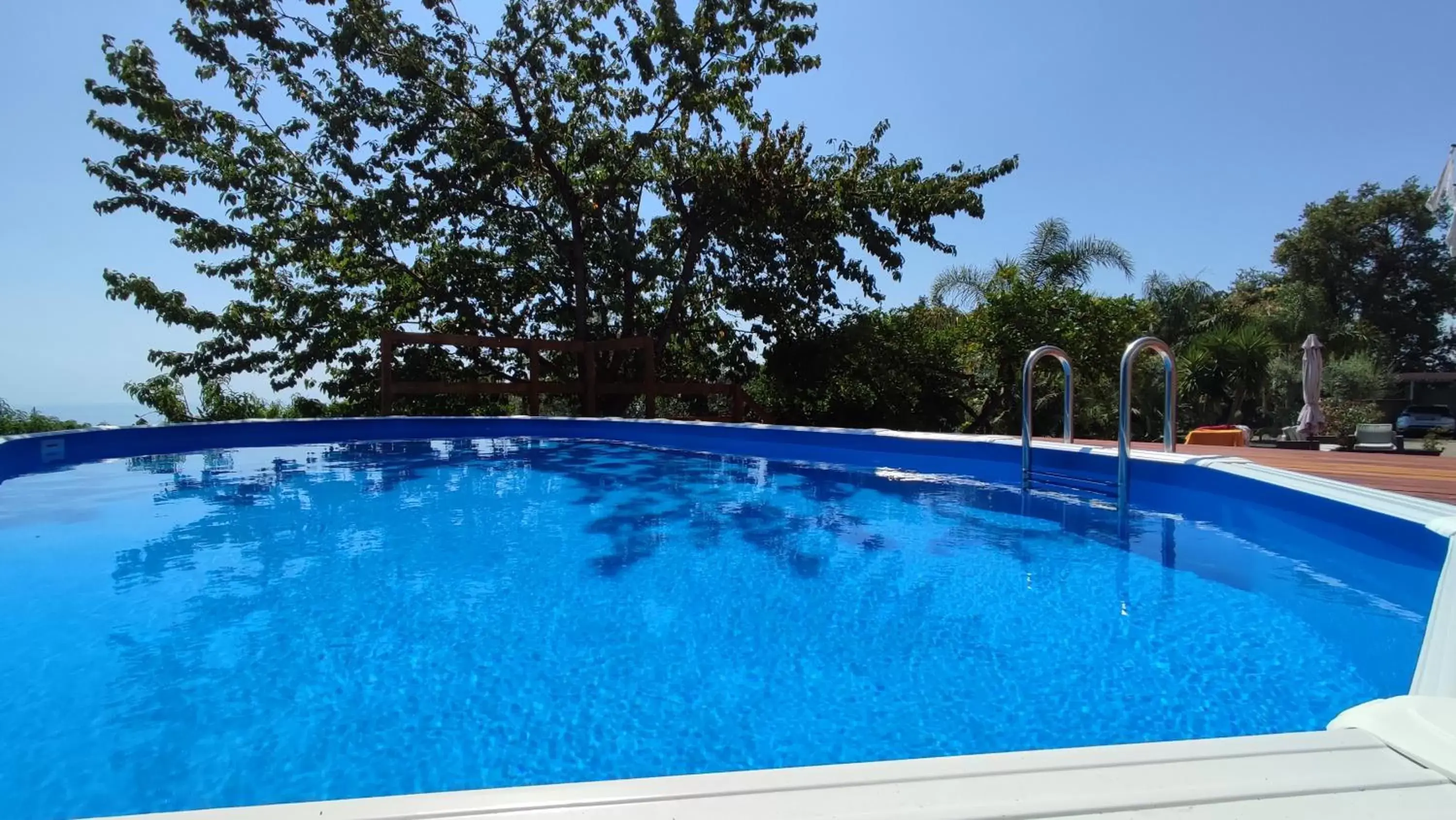 Swimming Pool in Villa Feluchia Tra Il Mare E Il Vulcano