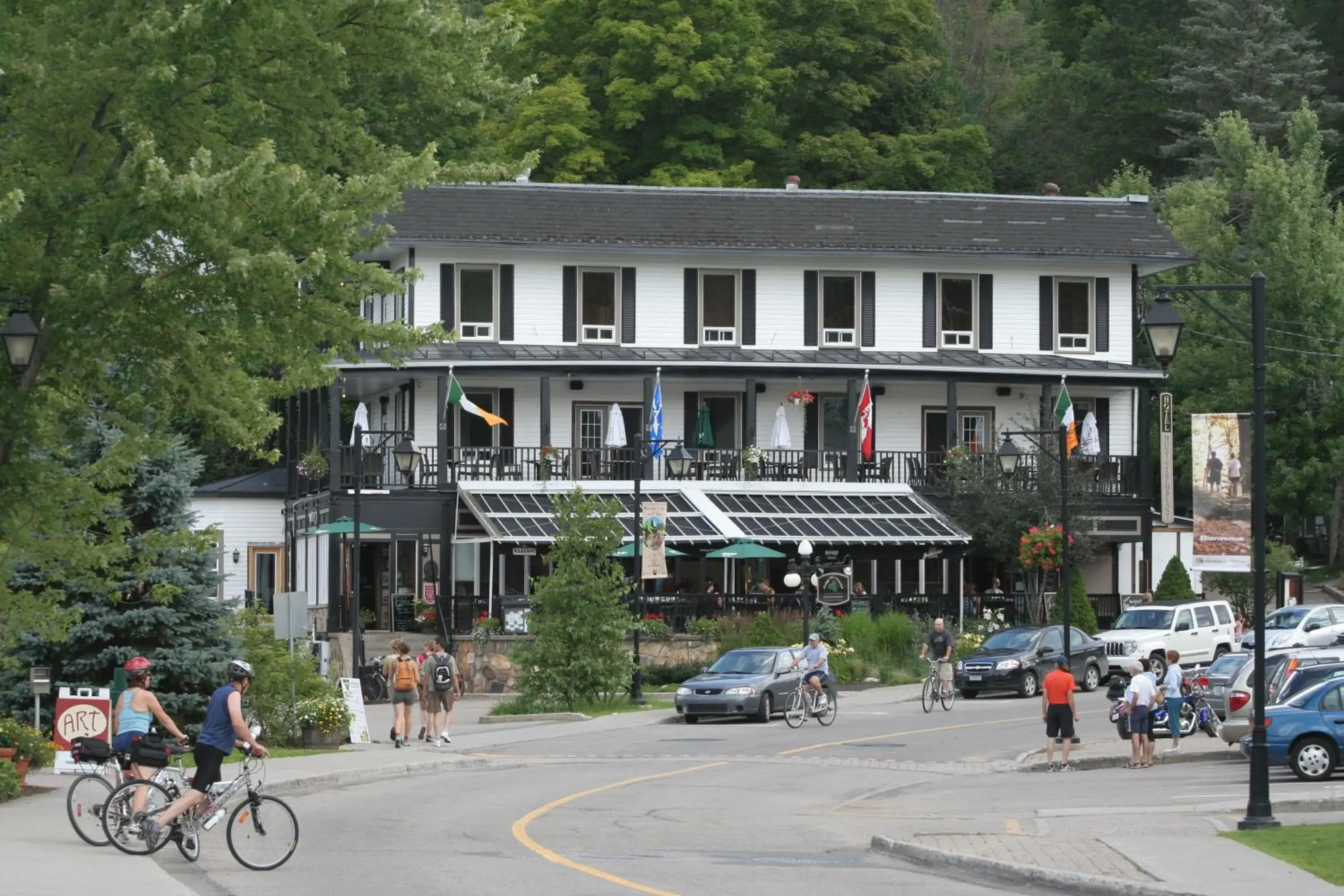 Facade/entrance, Property Building in Hotel Mont-Tremblant