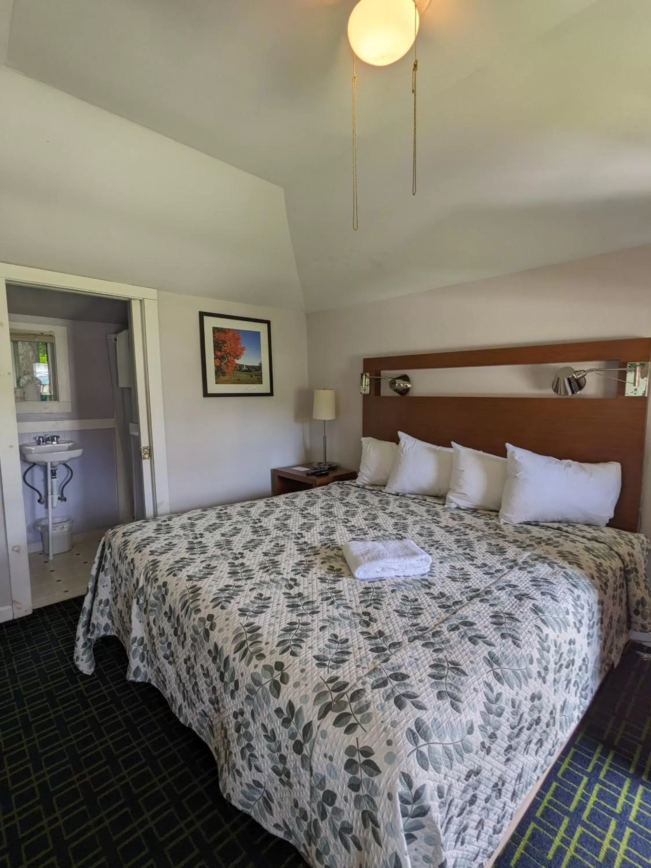 Bed in Perry's Motel and Cottages