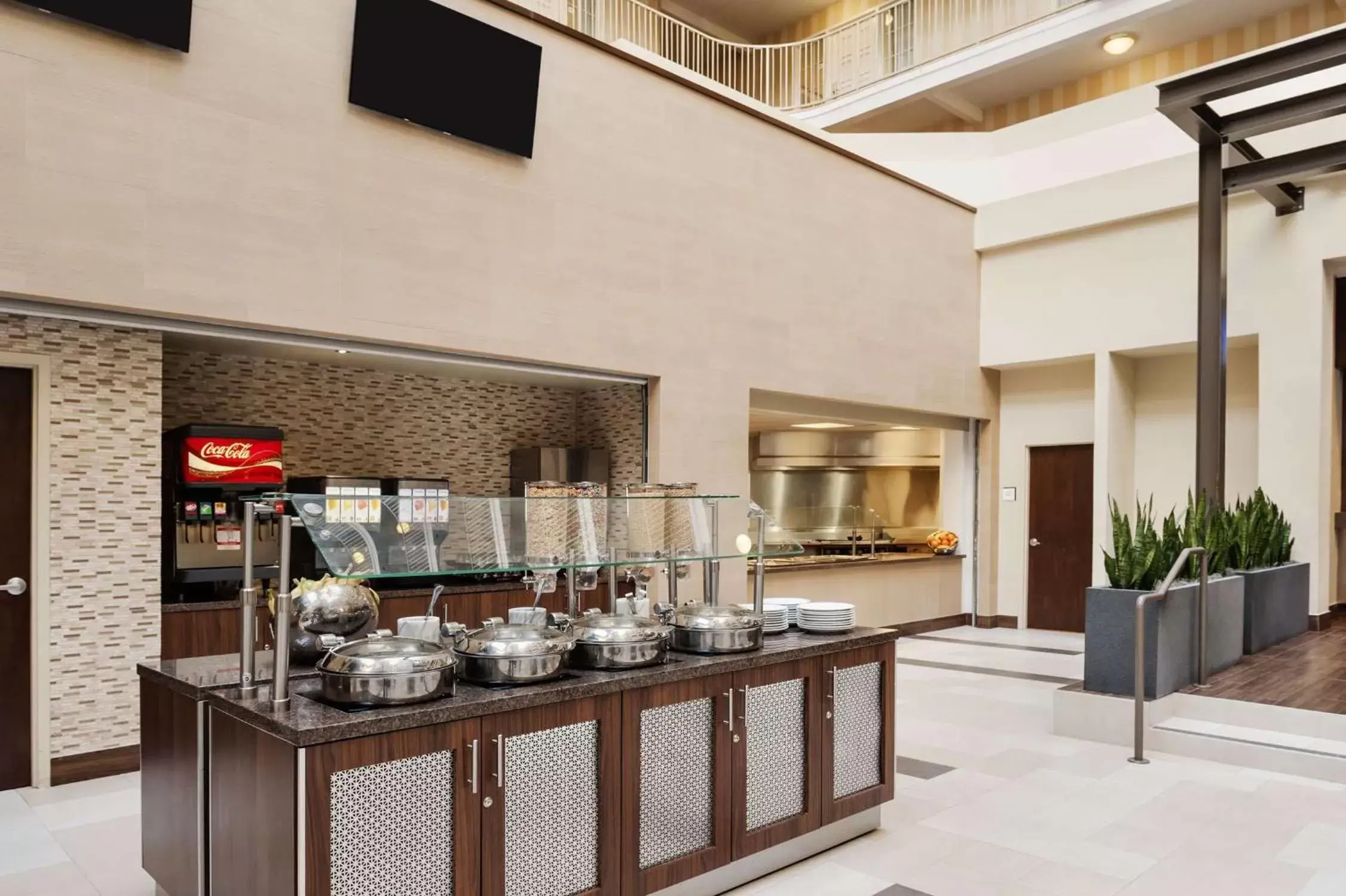 Dining area in Embassy Suites by Hilton Dallas Market Center