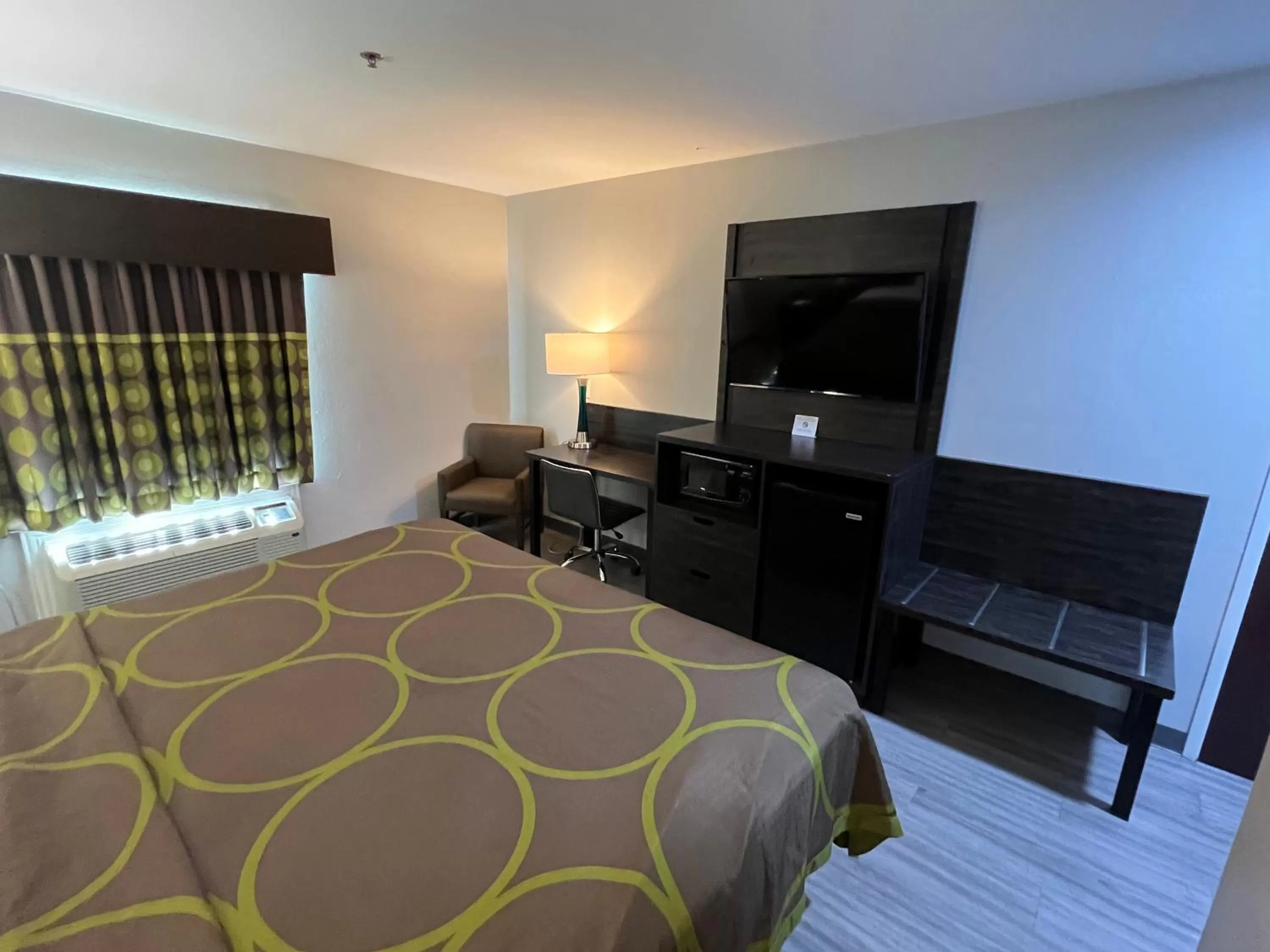 TV and multimedia, Bed in Super 8 by Wyndham Lake Charles/Sulphur