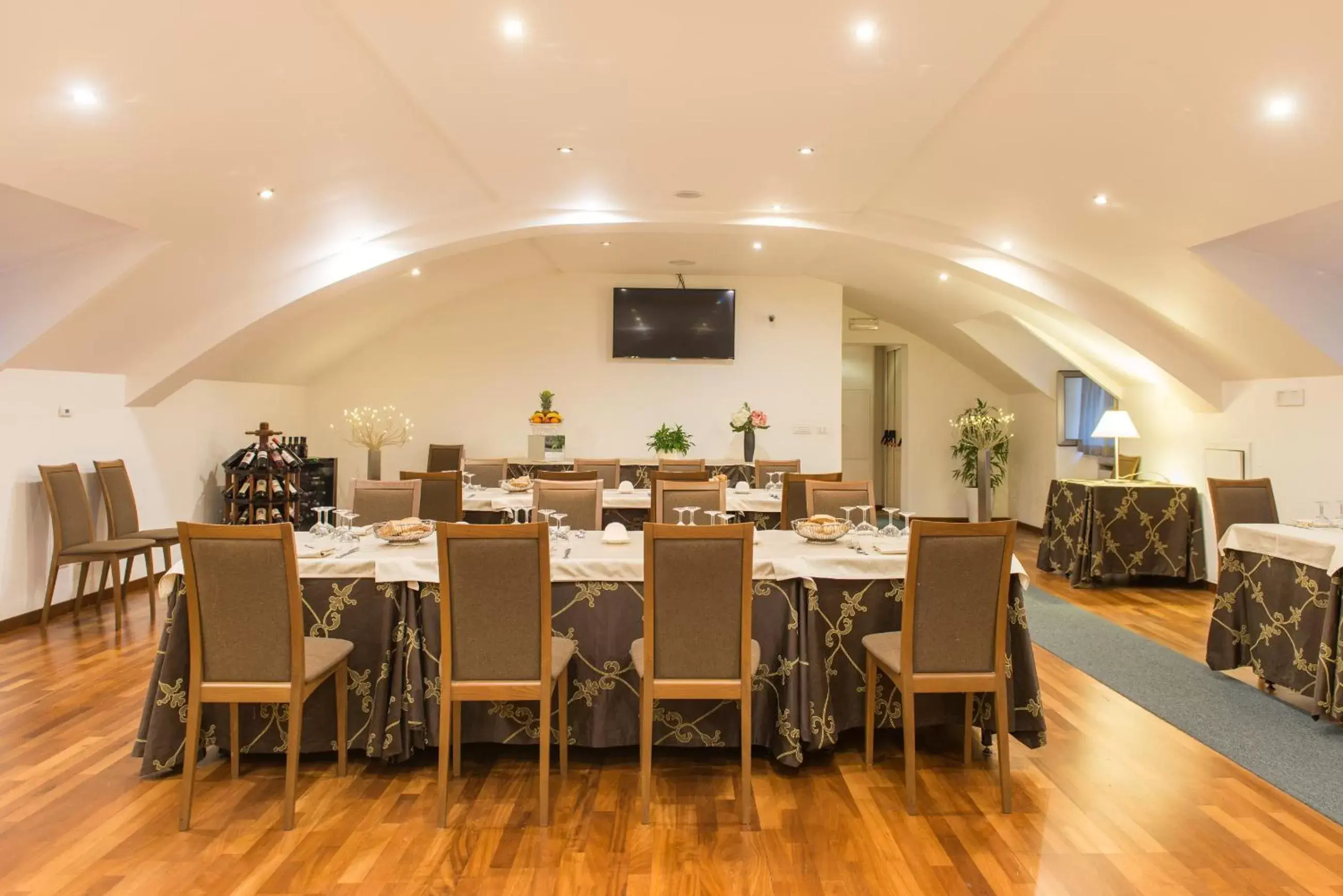 Restaurant/places to eat in Royal Hotel Restaurant/places to eat in Royal Hotel