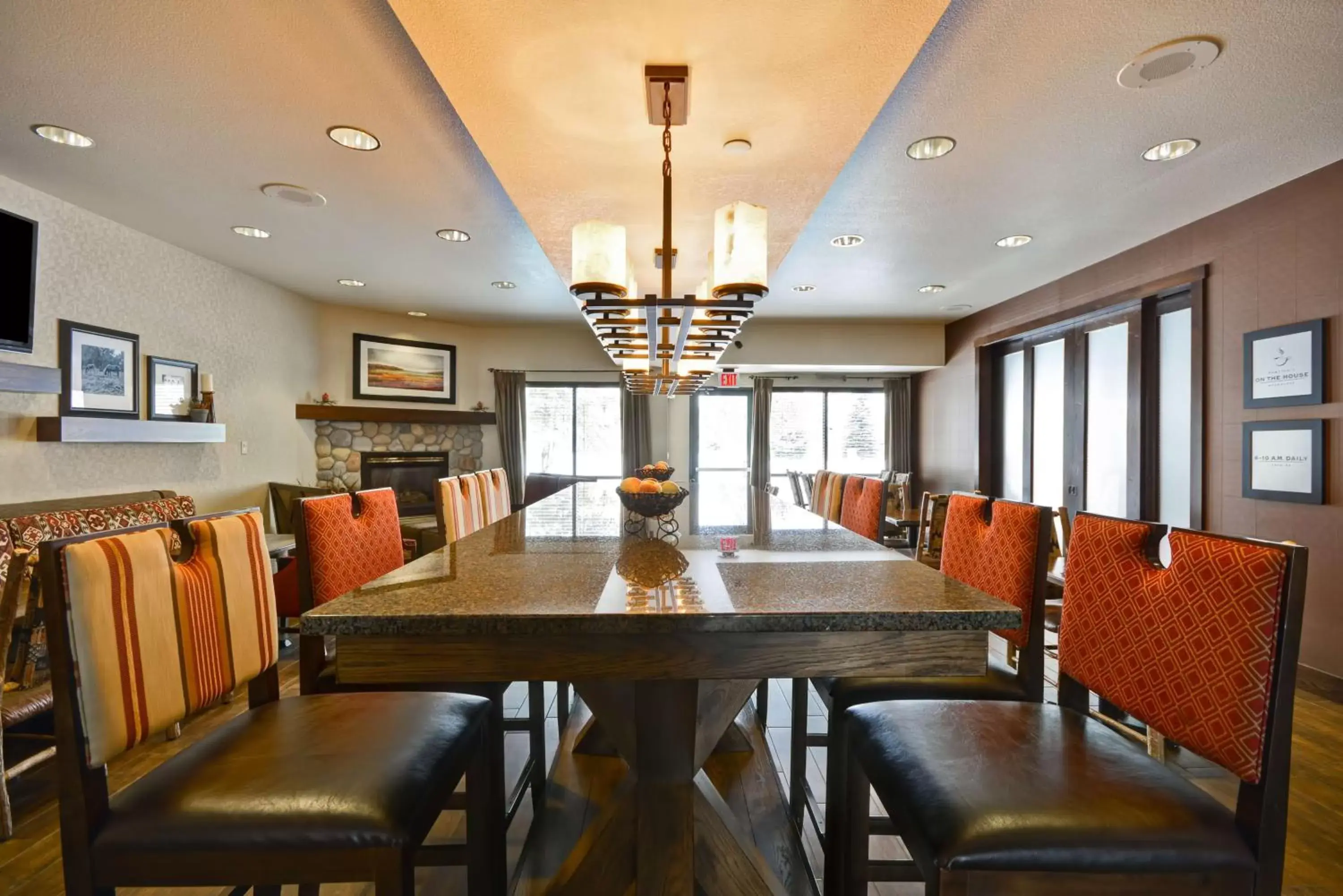 Dining area in Hampton Inn Bozeman