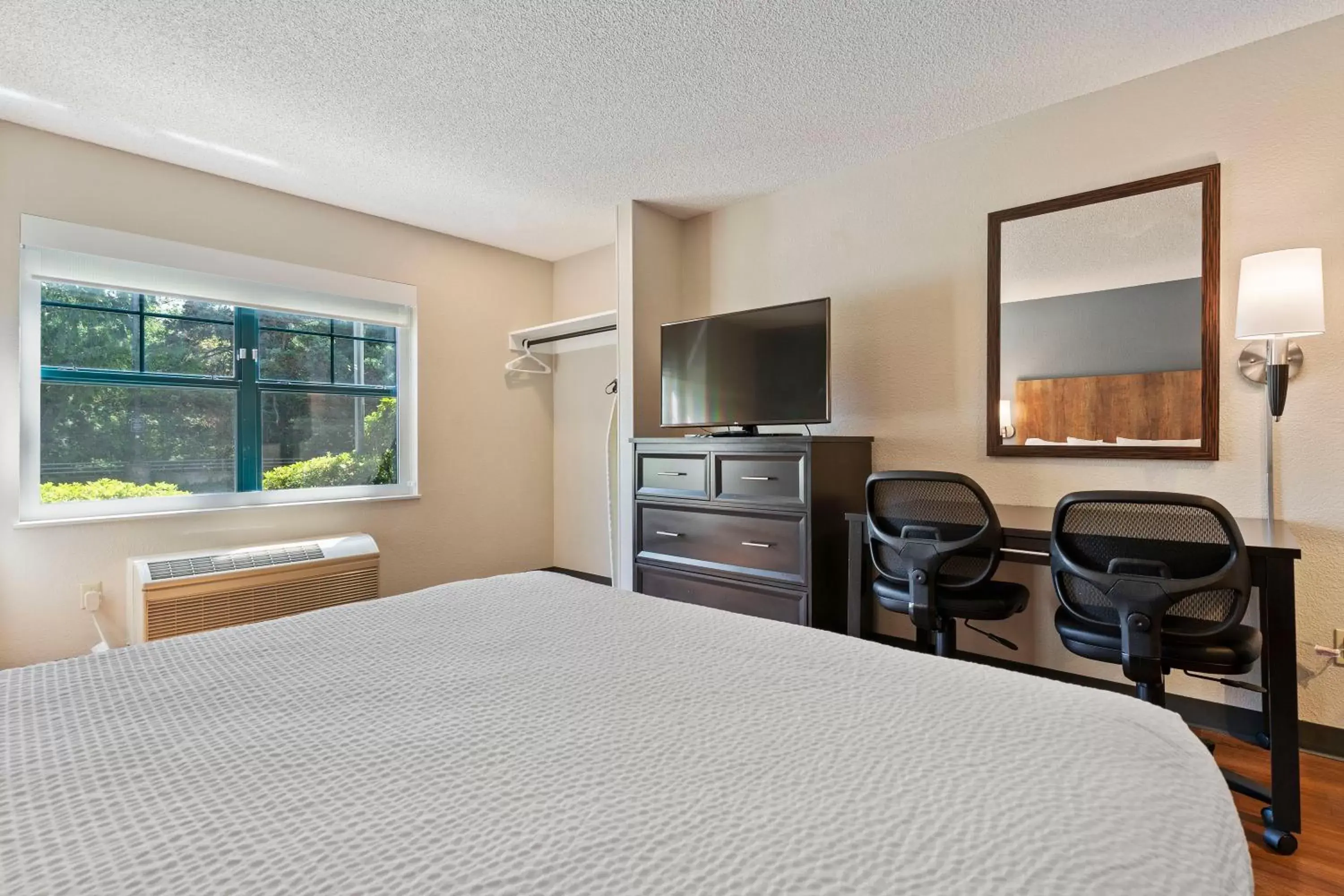 Bed in Extended Stay America Premier Suites - Seattle - Bellevue - Downtown