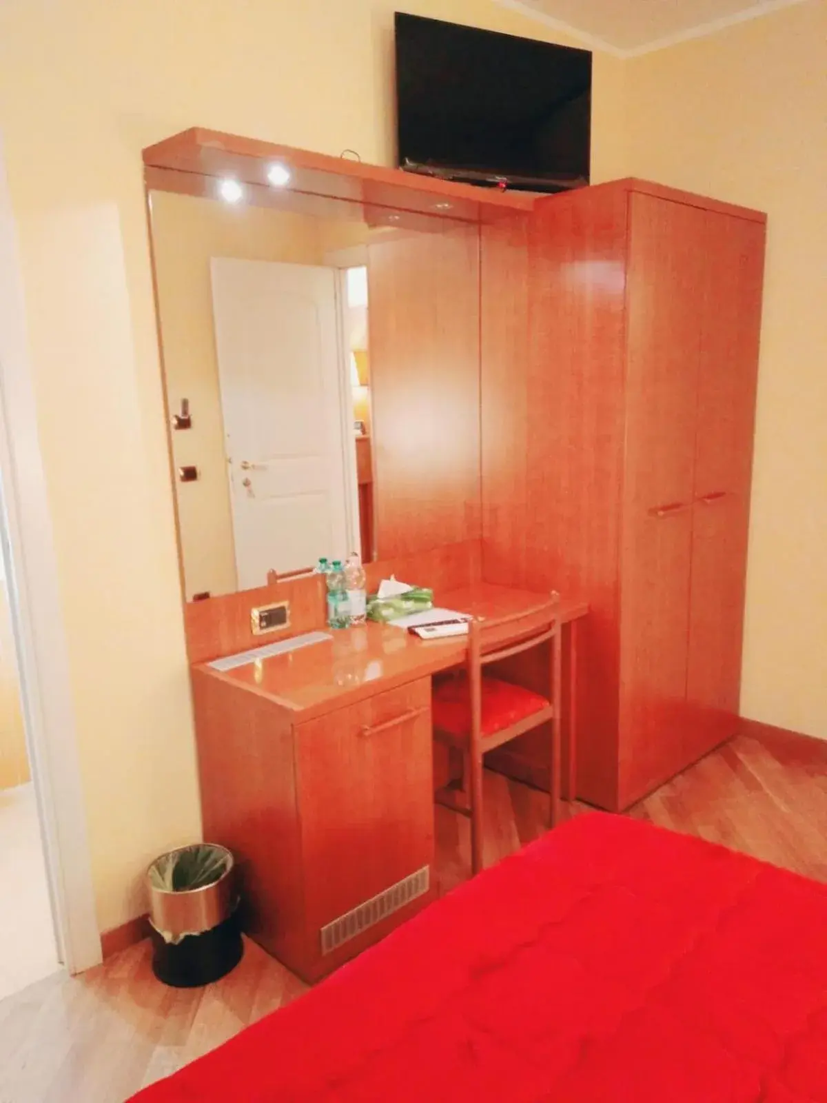TV and multimedia, Bathroom in Hotel Fenicia