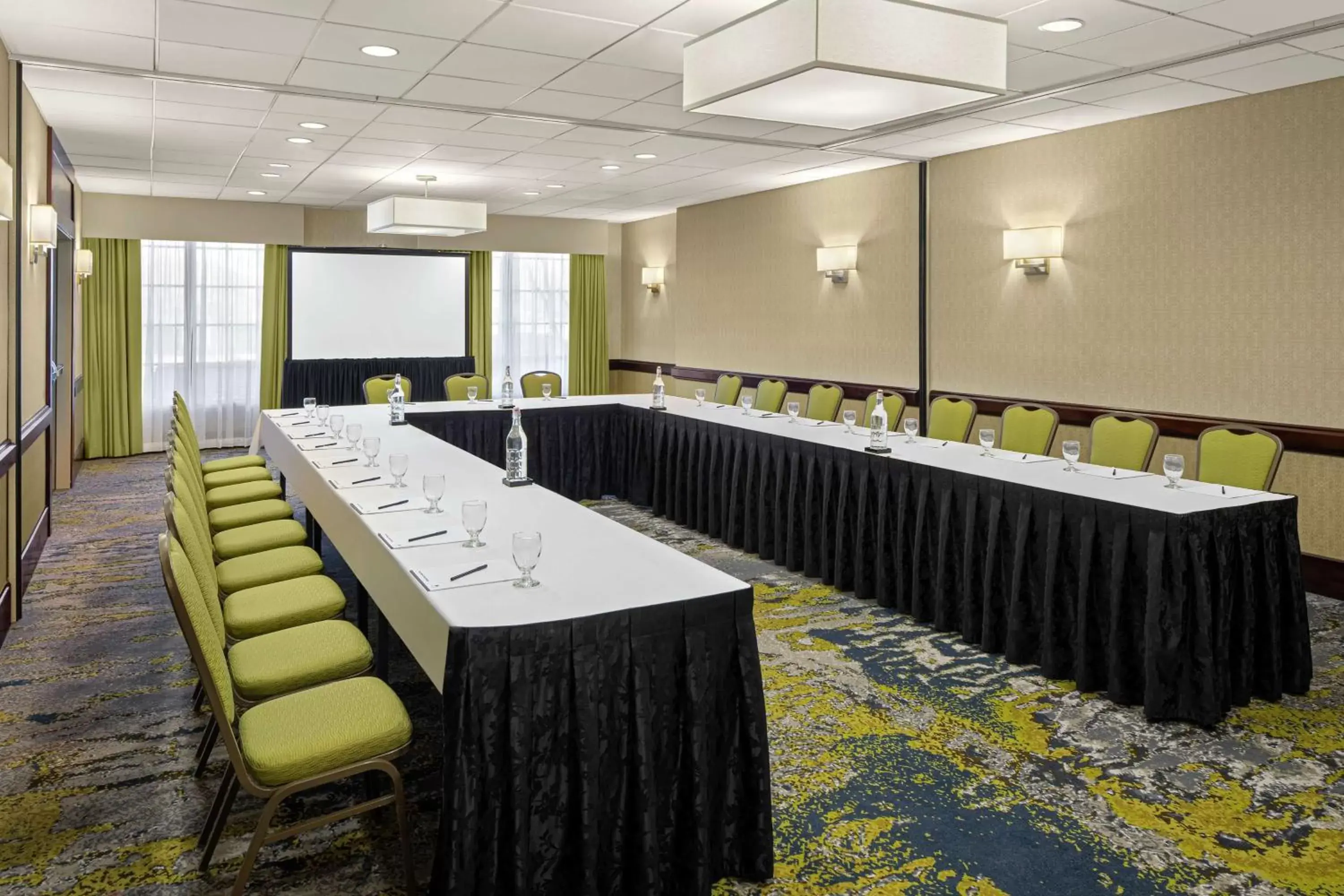 Meeting/conference room in DoubleTree Suites by Hilton Charlotte/SouthPark