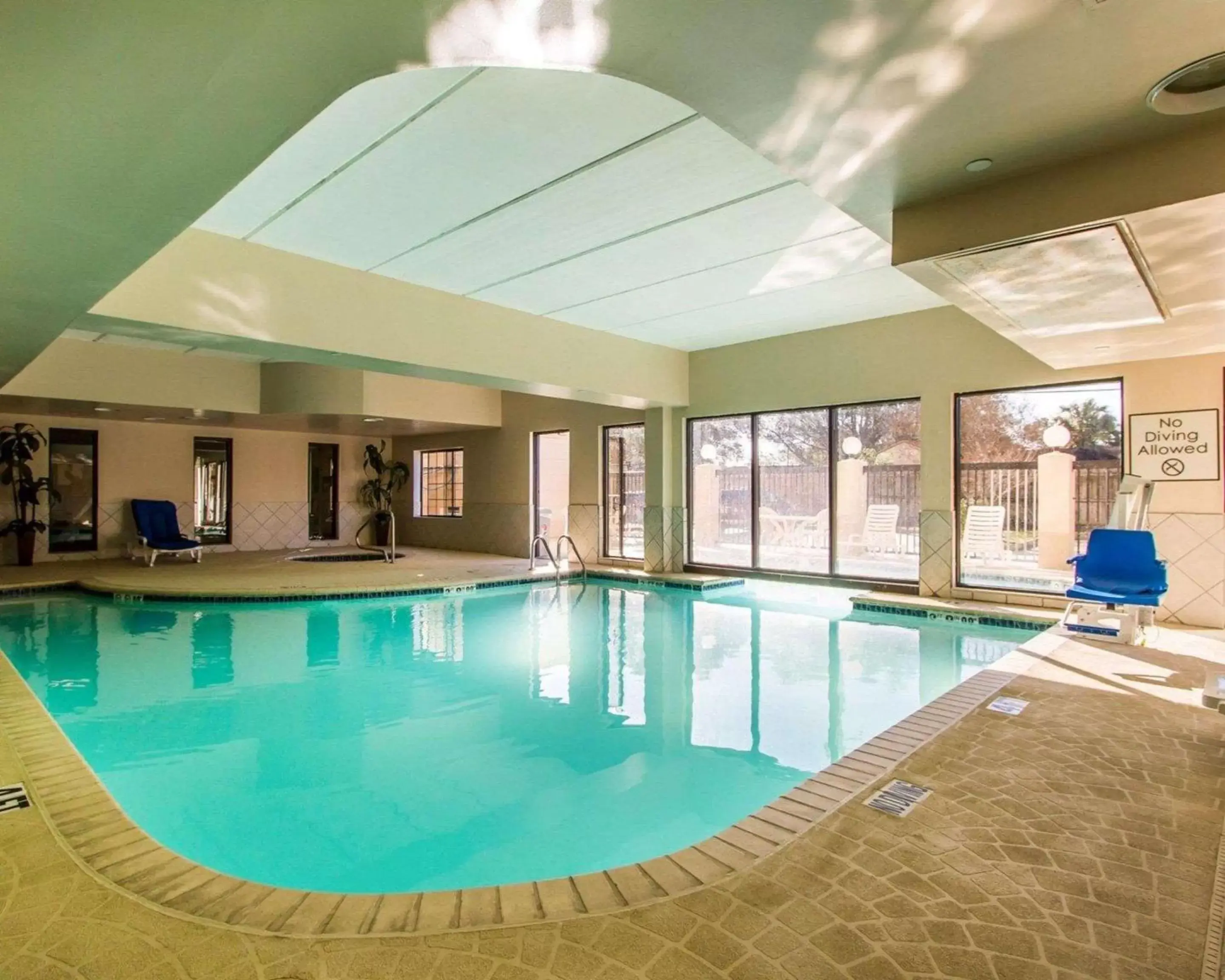 On site, Swimming Pool in Comfort Suites Kenner