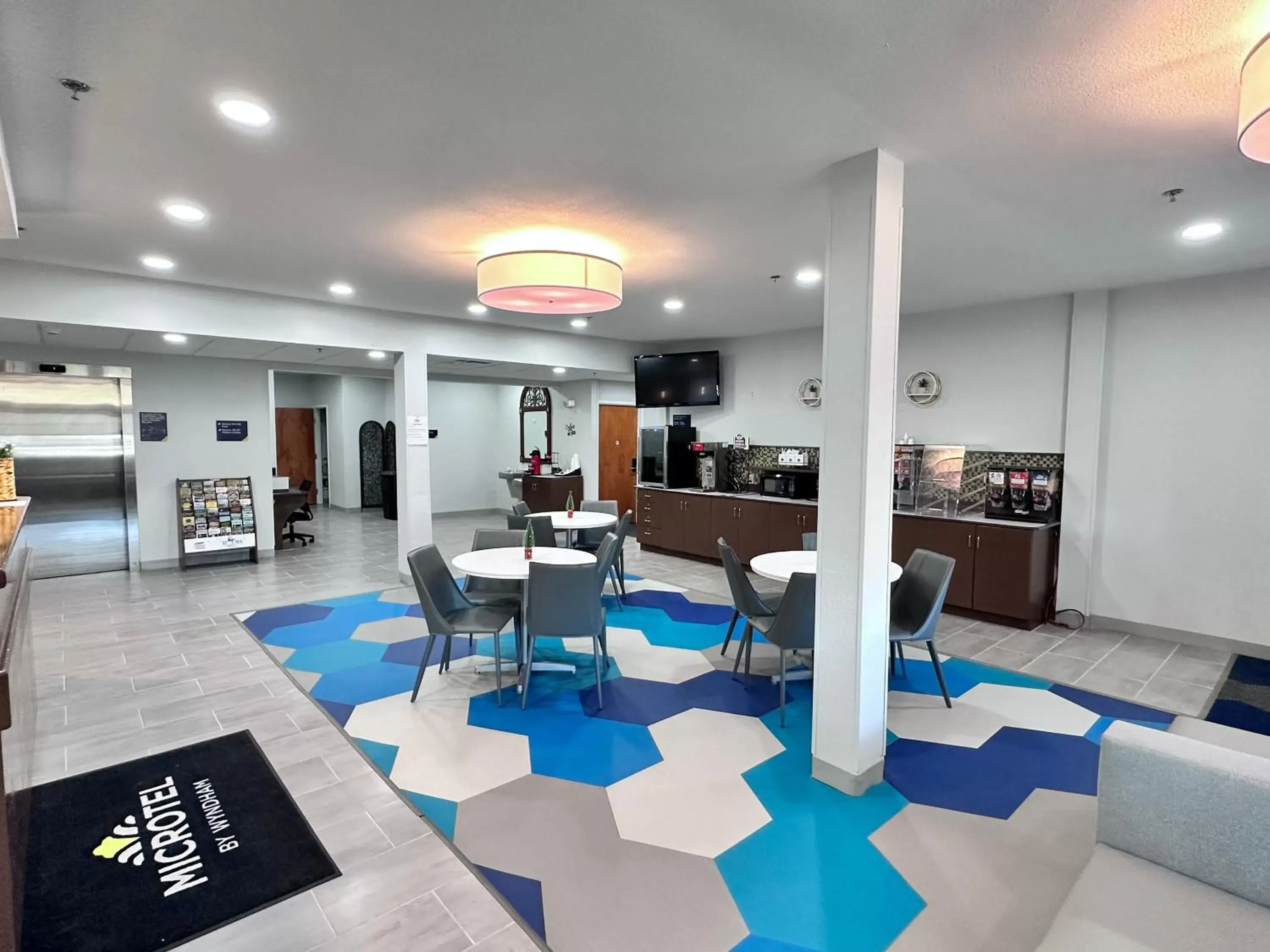 Breakfast, Lobby/Reception in Microtel Inn & Suites by Wyndham of Houma
