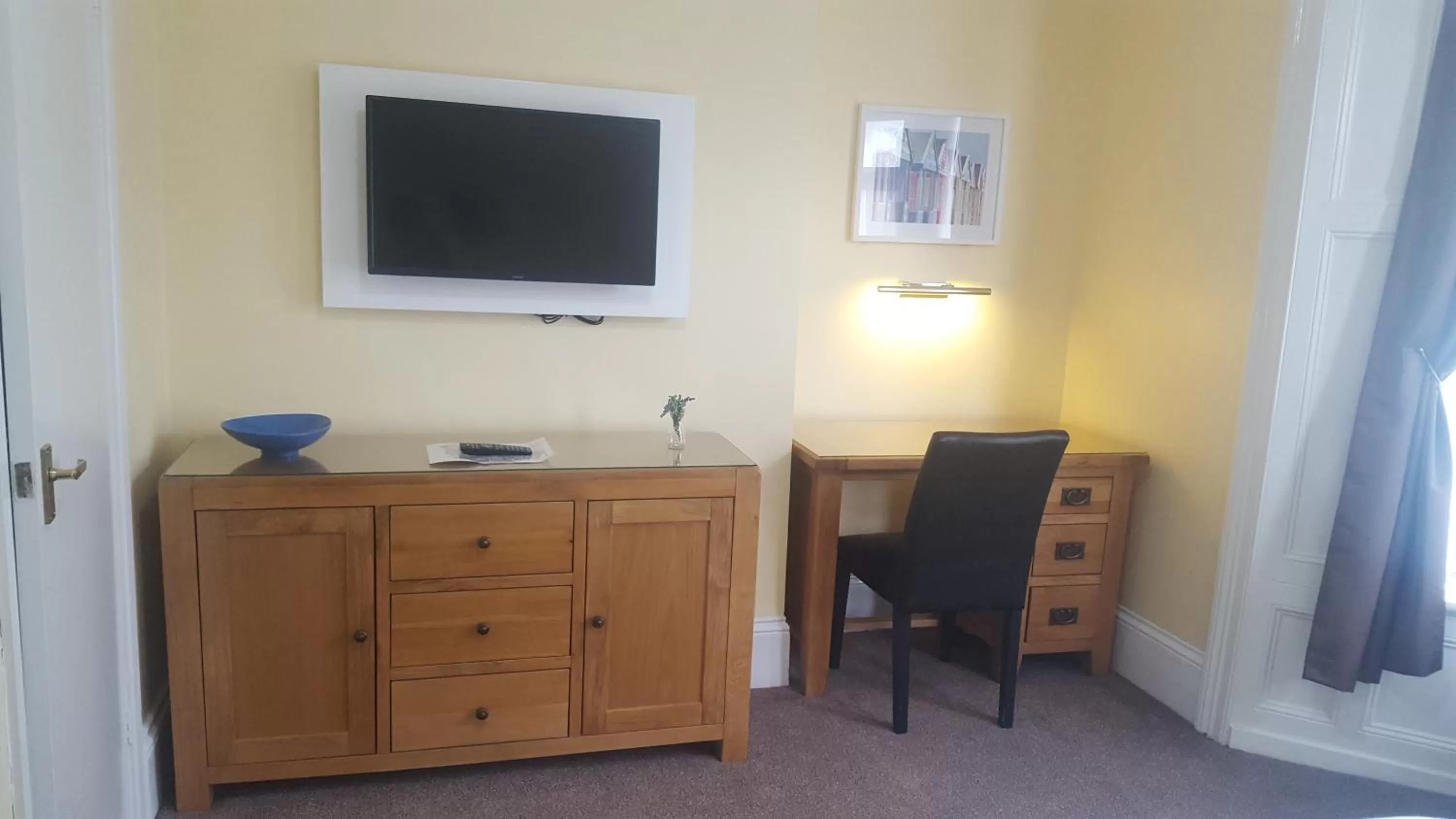 TV and multimedia, TV/Entertainment Center in The Beacon Hotel