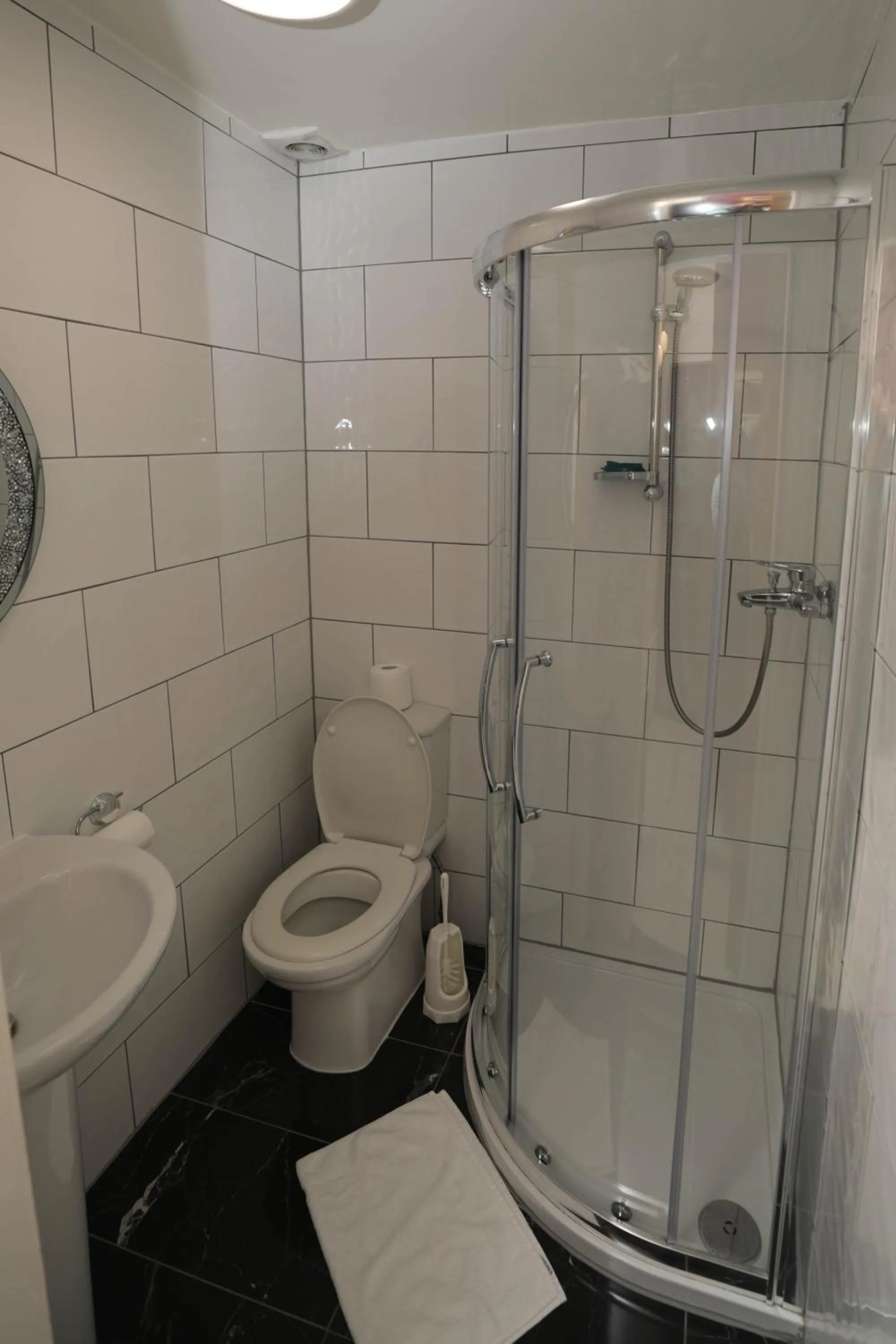 Shower in Holland Inn Hotel