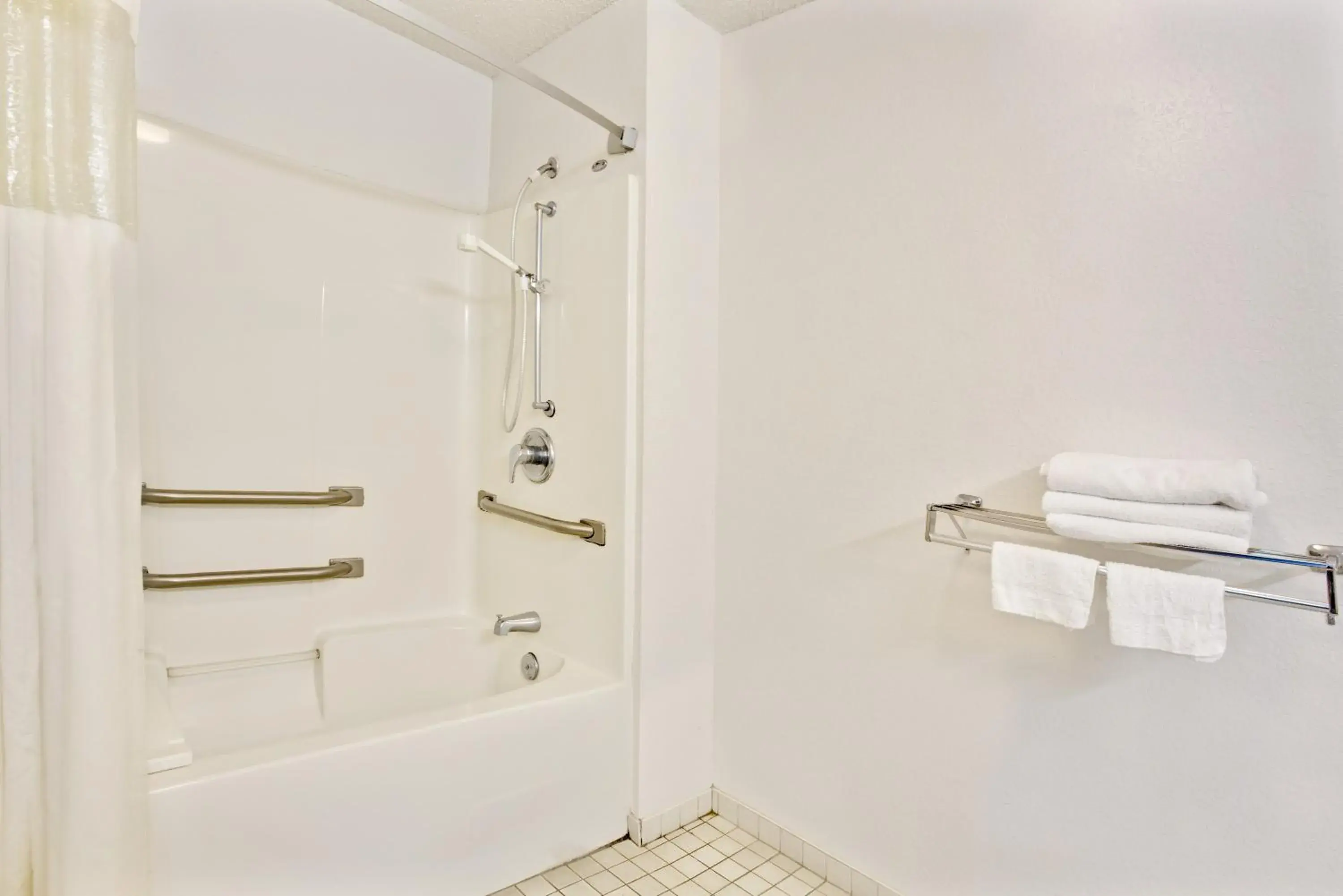 Shower, Bathroom in Travelodge Suites by Wyndham MacClenny