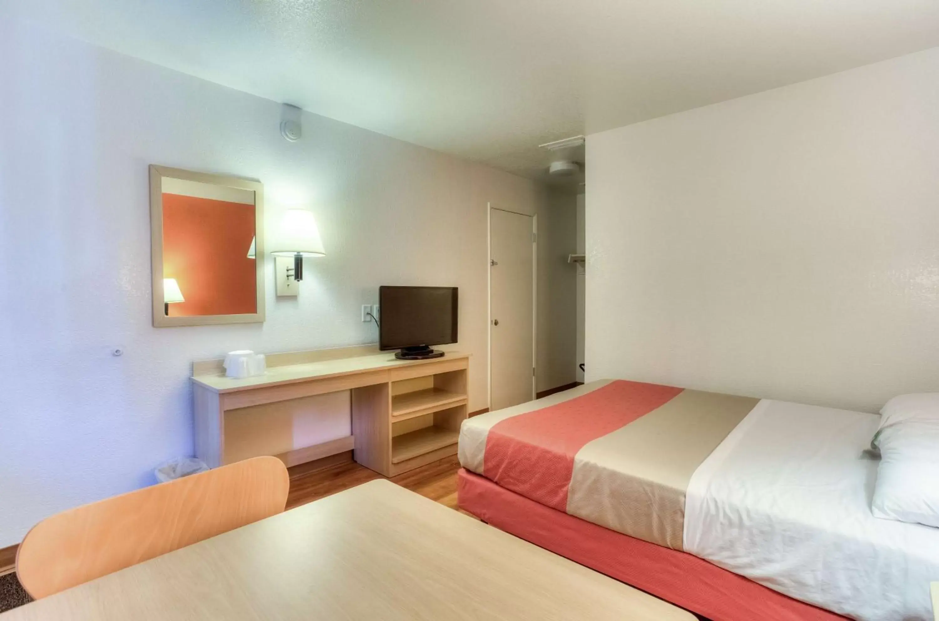 TV and multimedia, Bed in Motel 6-Tigard, OR - Portland South - Lake Oswego