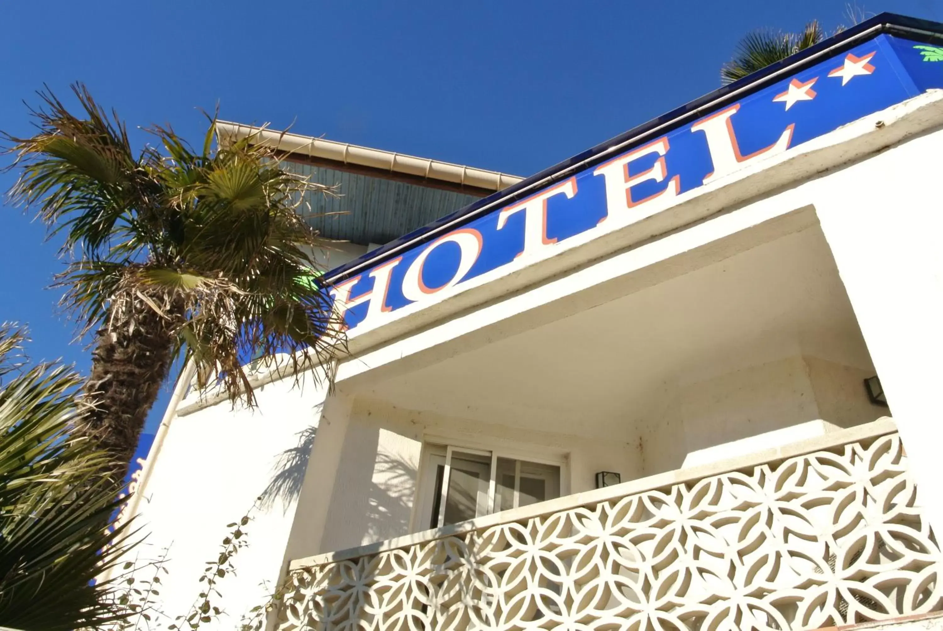 Facade/entrance, Property Building in Hotel Les Palmiers En Camargue