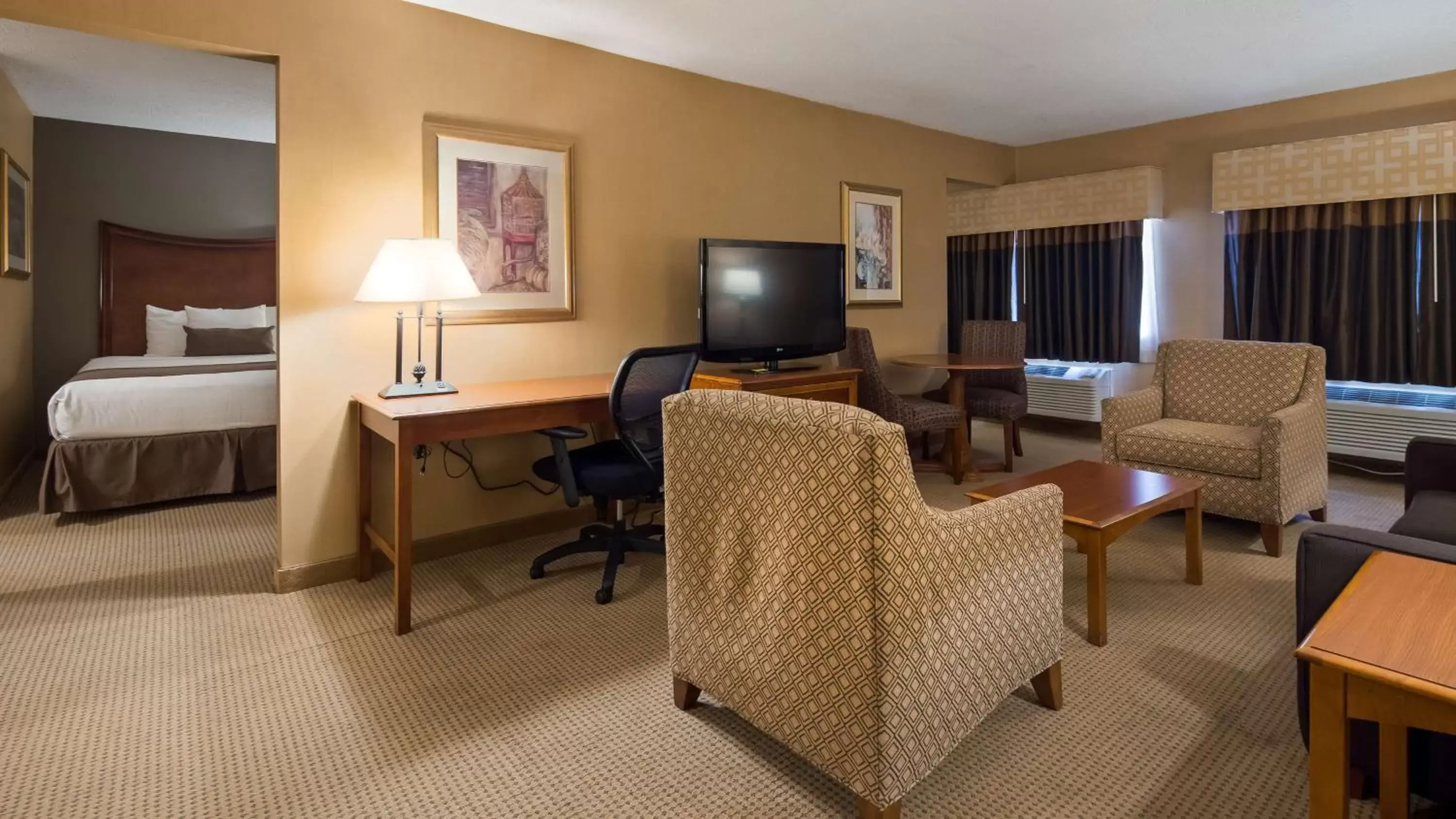 Photo of the whole room, TV/Entertainment Center in Best Western Plus North Haven Hotel