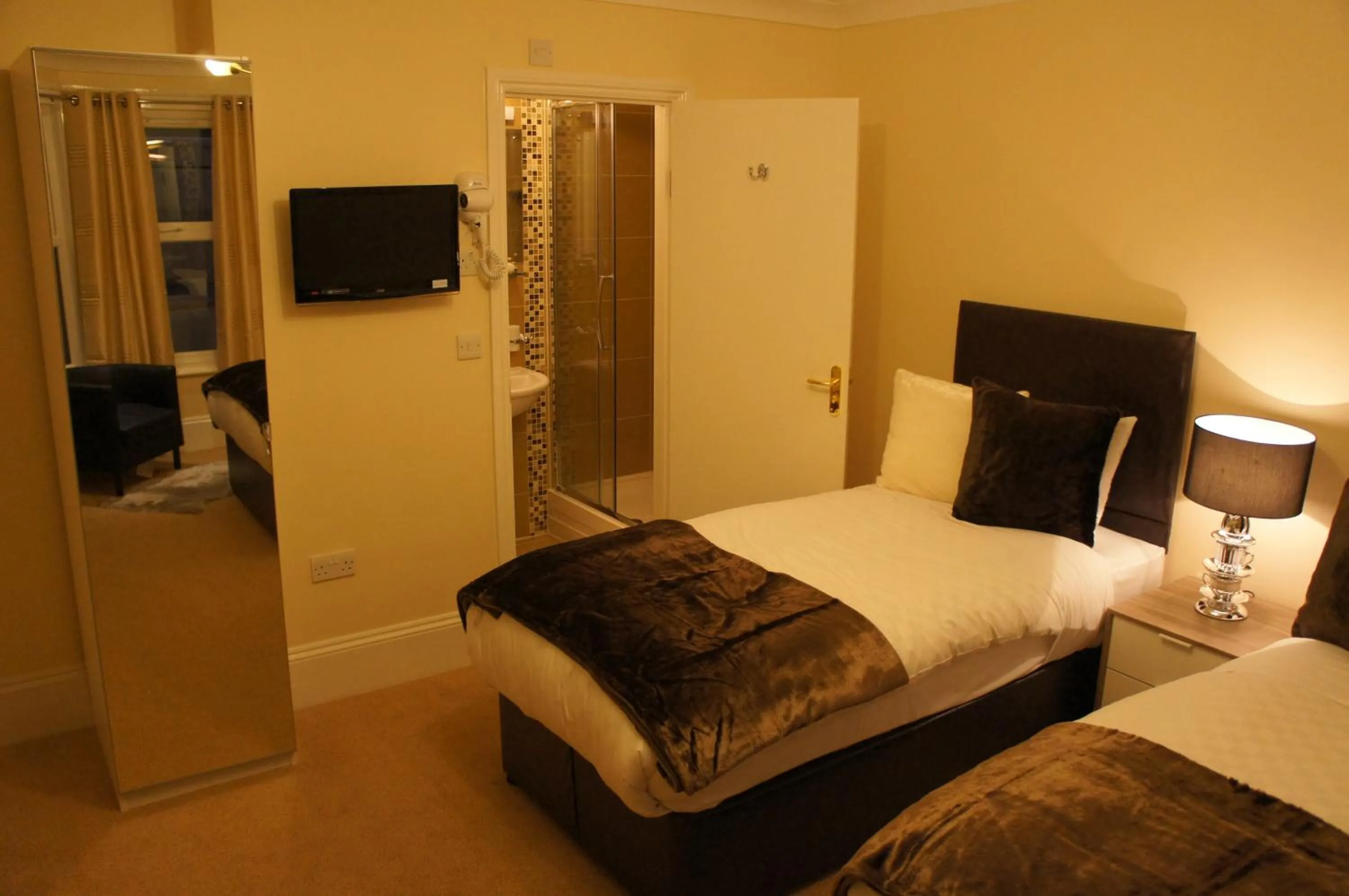 Bed in Sapphire Hotel London