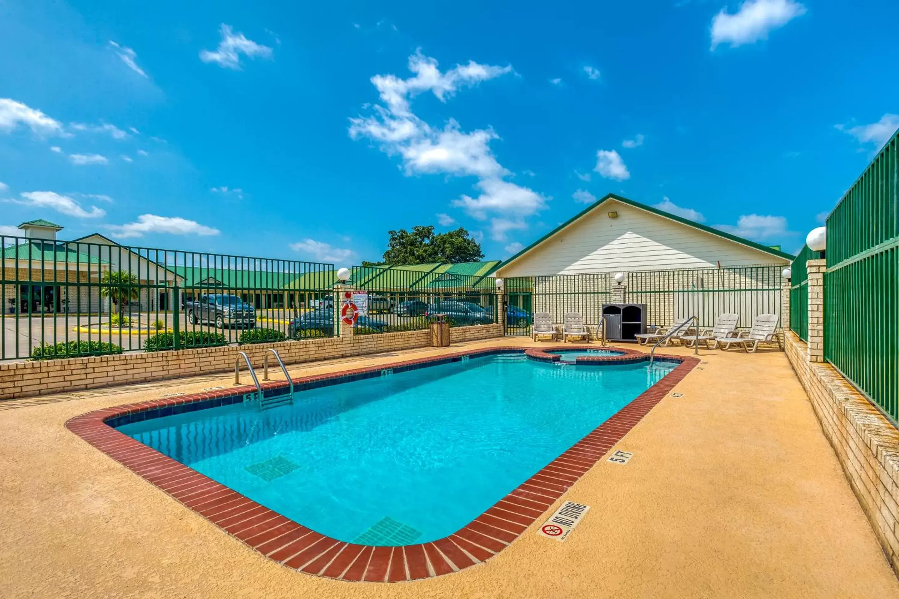 Swimming Pool in OYO Hotel Yoakum West