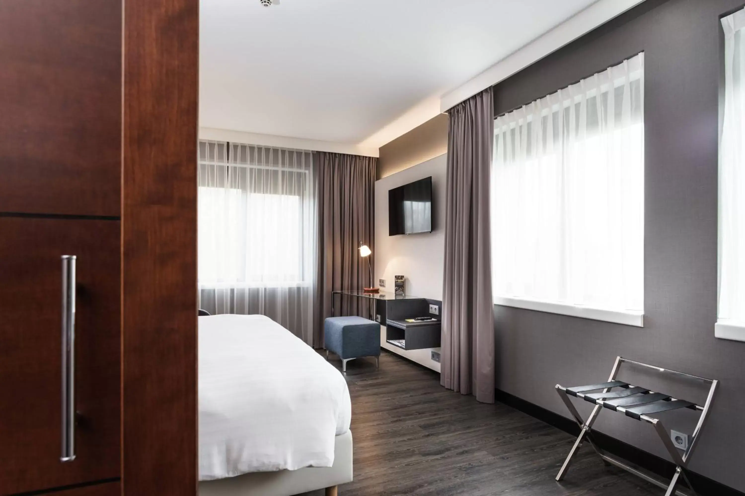 Photo of the whole room in Courtyard by Marriott Amsterdam Airport